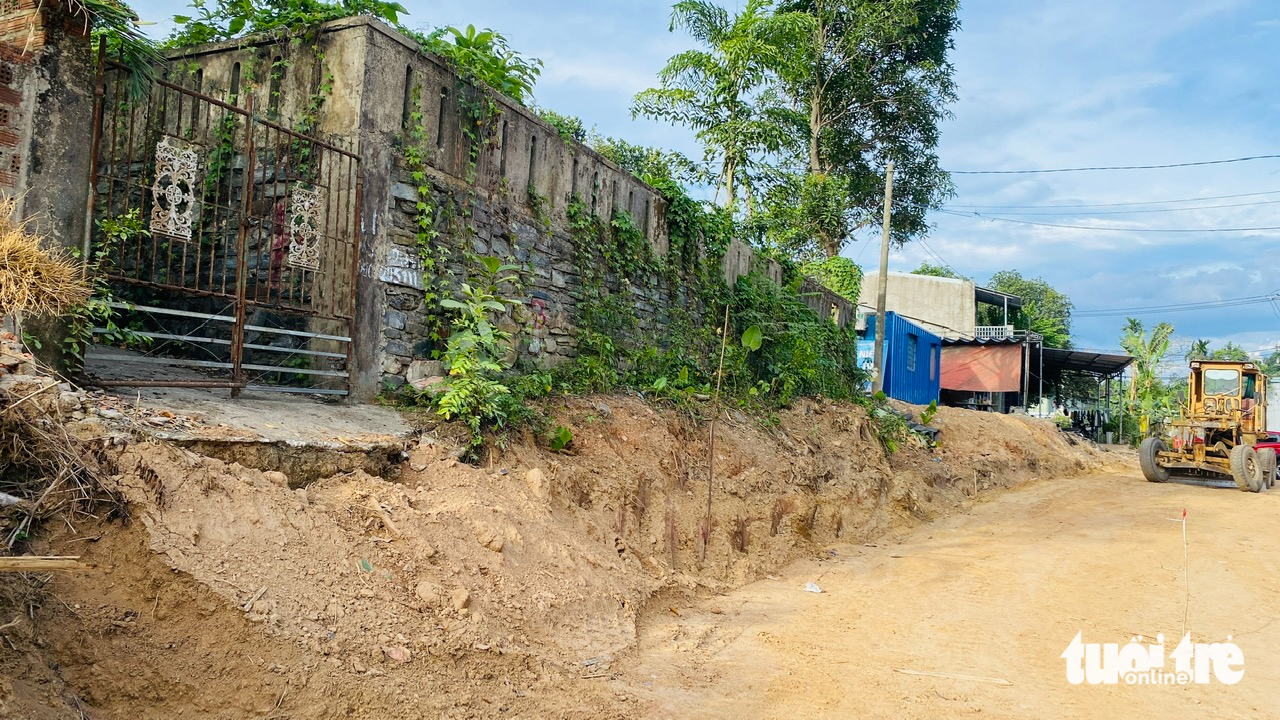 Nhà lo chênh vênh, nhà lo lọt thỏm khi đường gom cao tốc đi qua - Ảnh 4.