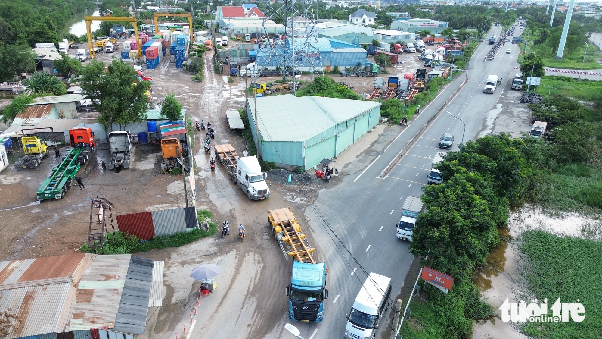 Xe cộ vẫn ra vào các bãi xe đường Võ Chí Công, đe dọa an toàn người dân khu đông TP.HCM - Ảnh 11.