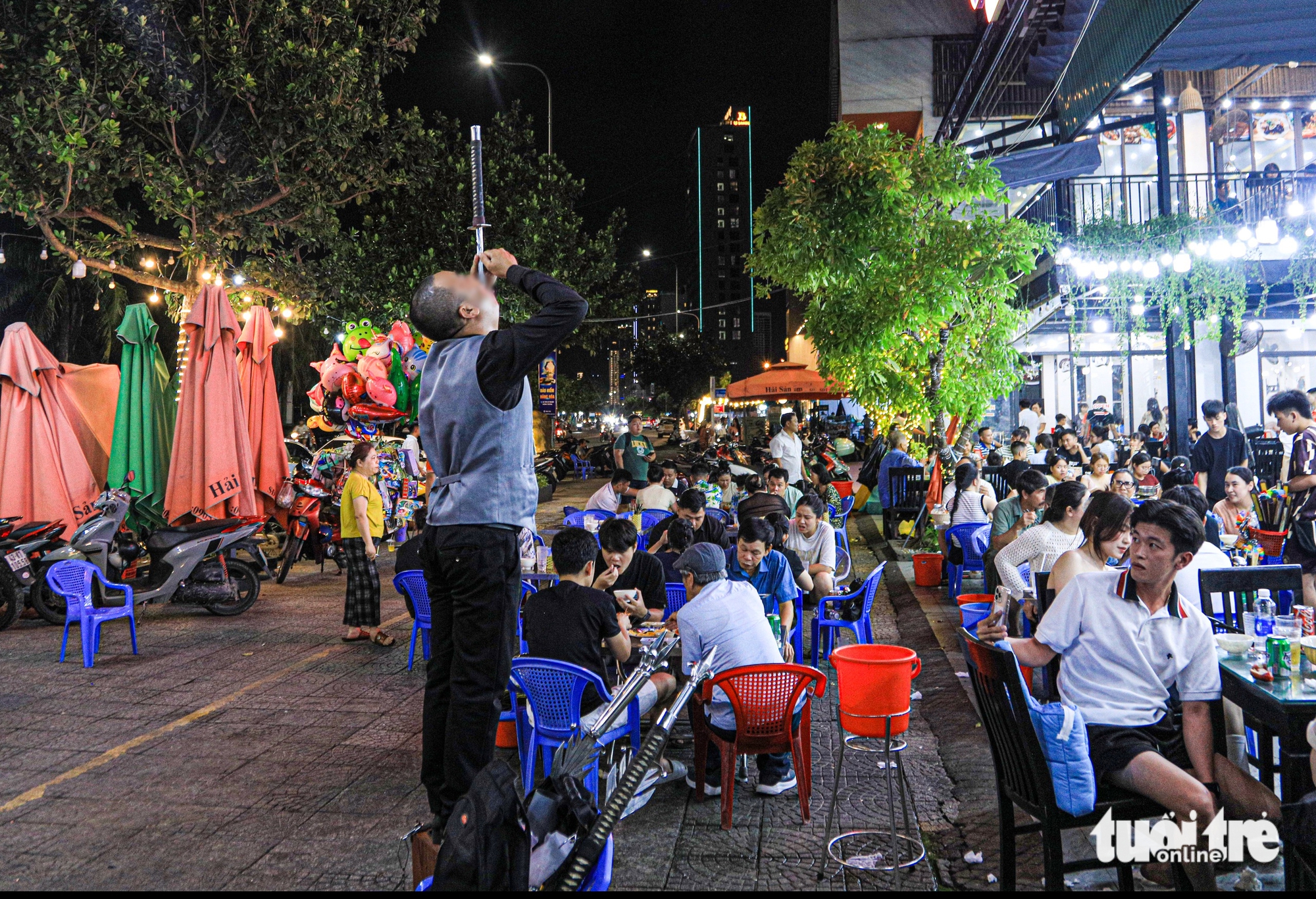 Làm xiếc, thổi lửa... muôn kiểu bán hàng rong ở Đà Nẵng - Ảnh 1.