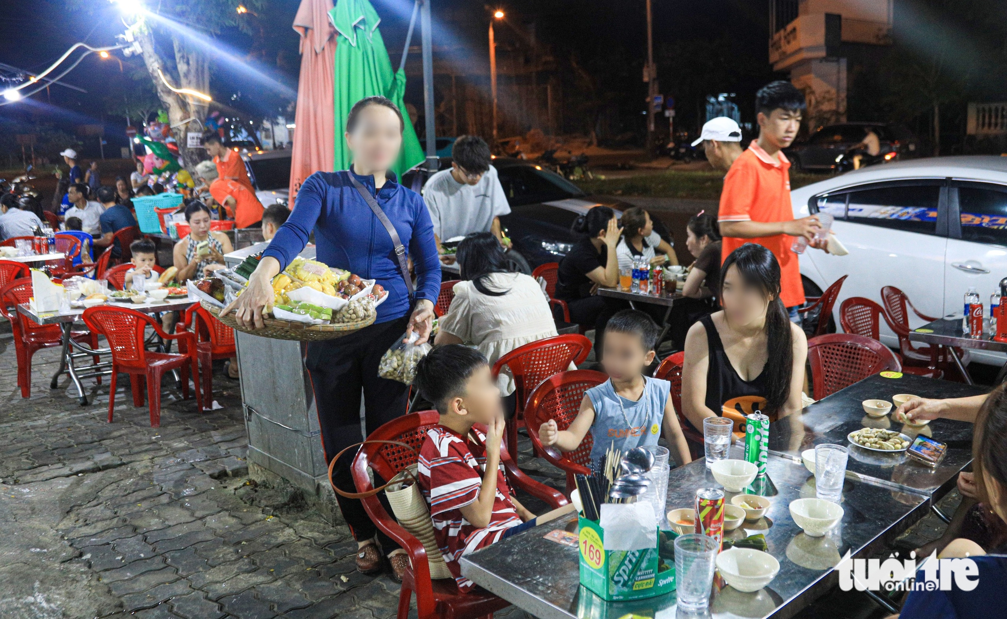 Làm xiếc, thổi lửa... muôn kiểu bán hàng rong ở Đà Nẵng - Ảnh 2.