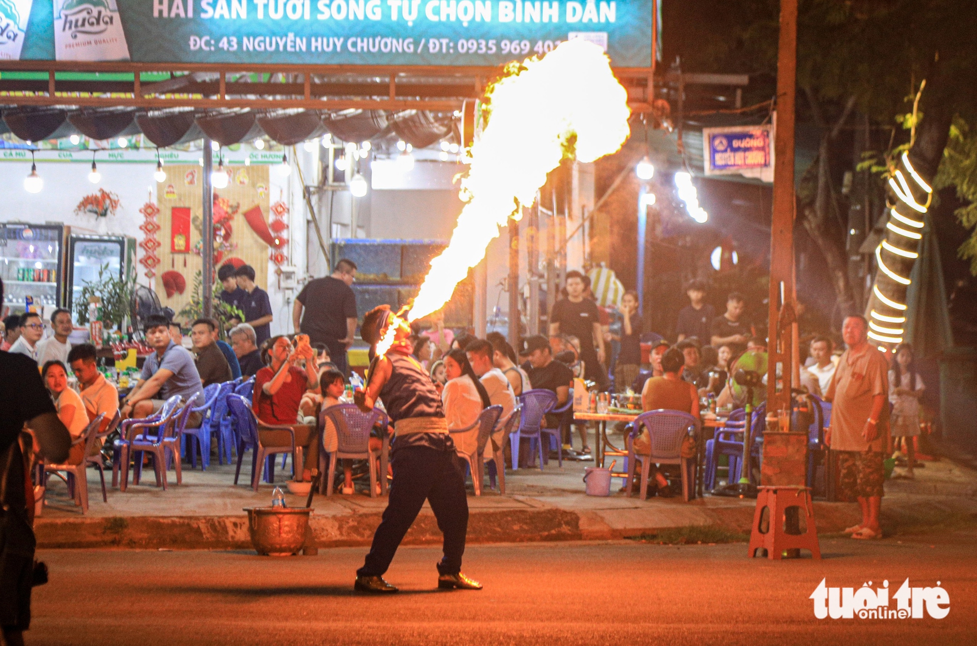 Làm xiếc, thổi lửa... muôn kiểu bán hàng rong ở Đà Nẵng - Ảnh 3.