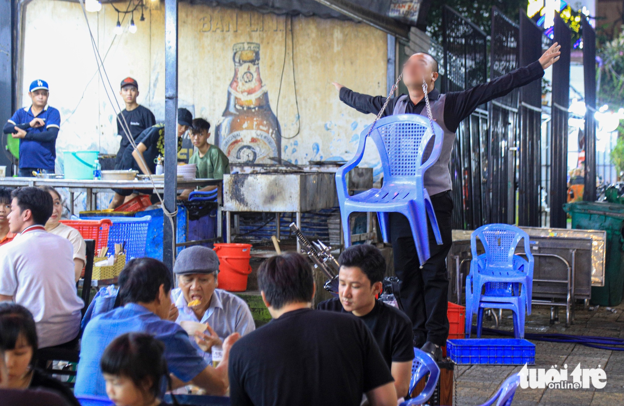 Làm xiếc, thổi lửa... muôn kiểu bán hàng rong ở Đà Nẵng - Ảnh 5.