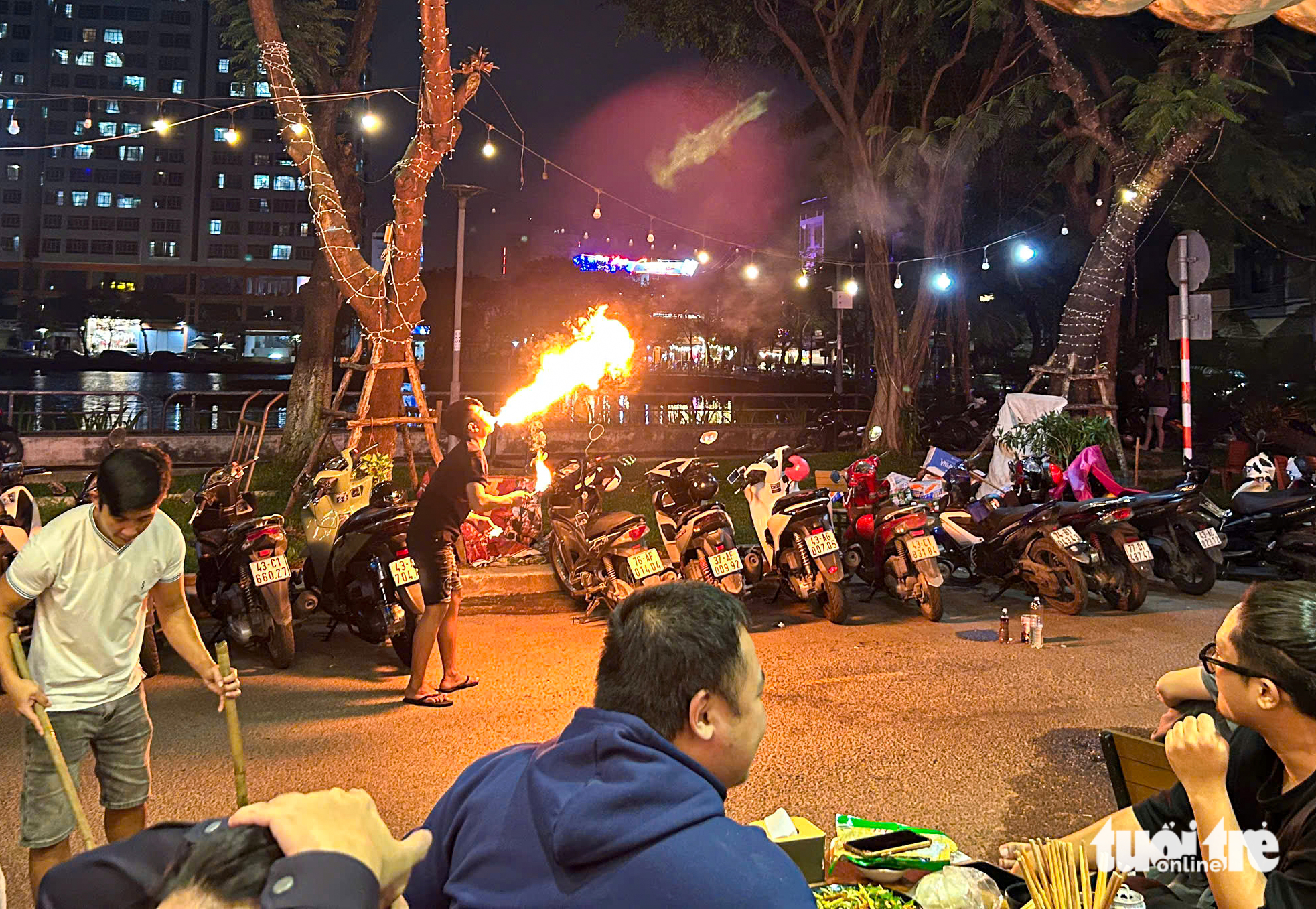 Làm xiếc, thổi lửa... muôn kiểu bán hàng rong ở Đà Nẵng - Ảnh 7.