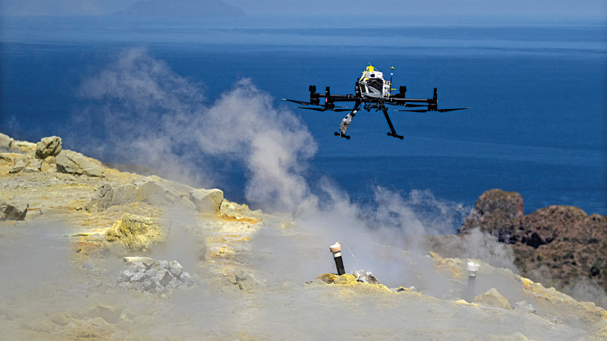 Drone 'đọc hơi thở' núi lửa, có thể cảnh báo sớm dấu hiệu phun trào  - Ảnh 1.