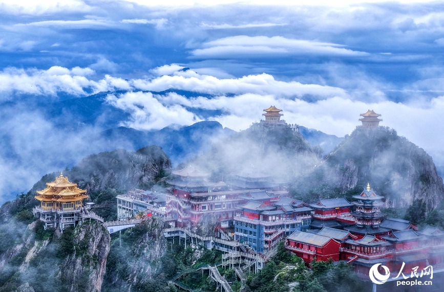 Khu du lịch núi Lão Quân tuyển nhân viên ' ngắm mây ' lương cao tại Trung Quốc - Ảnh 1.
