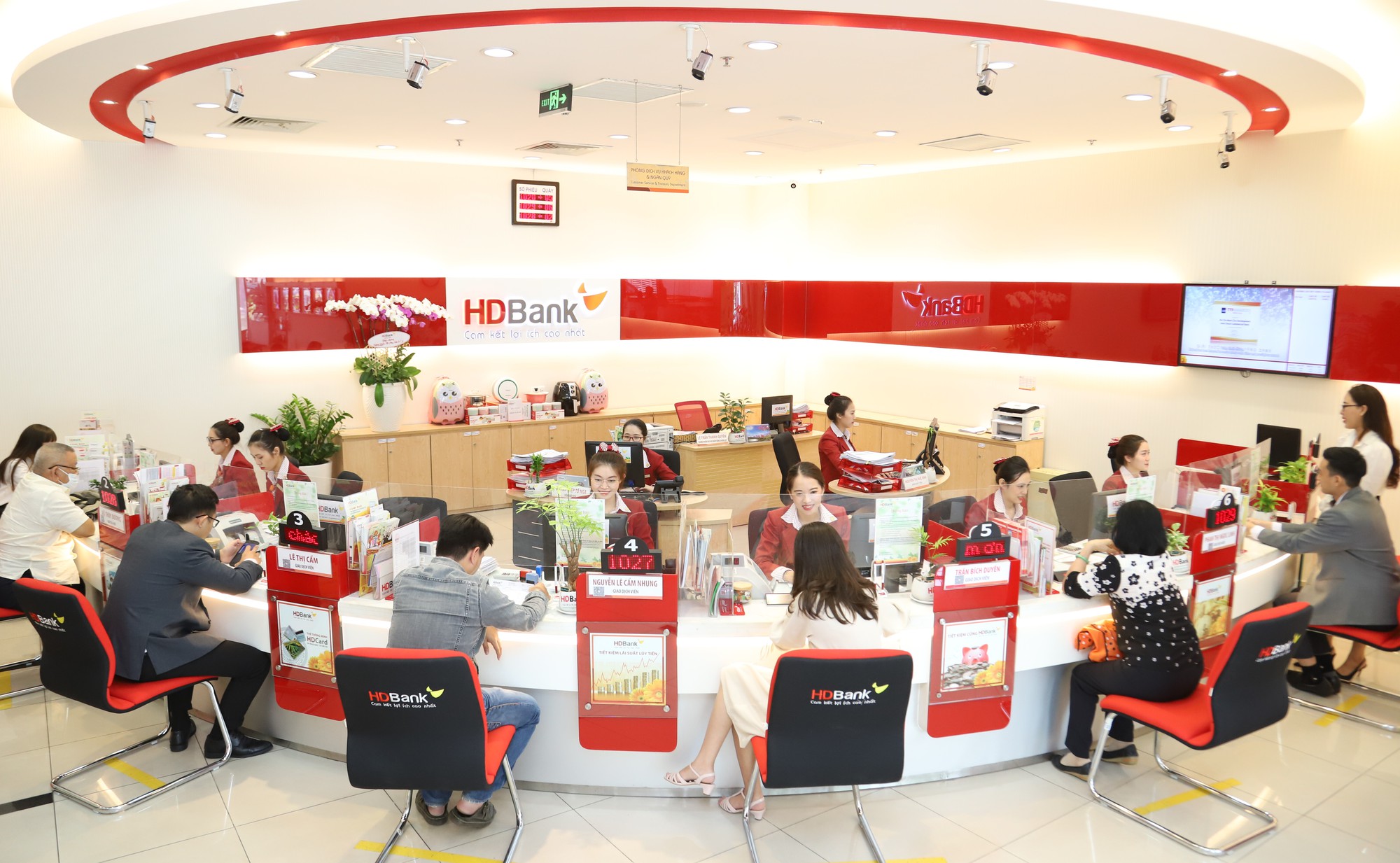 Fitch Ratings lần đầu xếp hạng HDBank, ghi nhận nền tảng tài chính vững mạnh - Ảnh 1.