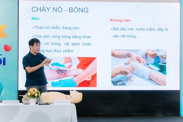 Bệnh viện Bạch Mai đào tạo sơ cấp cứu cho dược sĩ Long Châu, nâng cao năng lực ứng phó khẩn cấp trong cộng đồng - Ảnh 2.