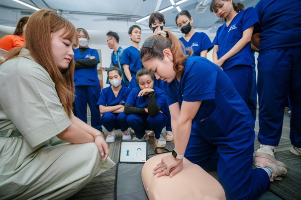 Bệnh viện Bạch Mai đào tạo sơ cấp cứu cho dược sĩ Long Châu, nâng cao năng lực ứng phó khẩn cấp trong cộng đồng - Ảnh 3.