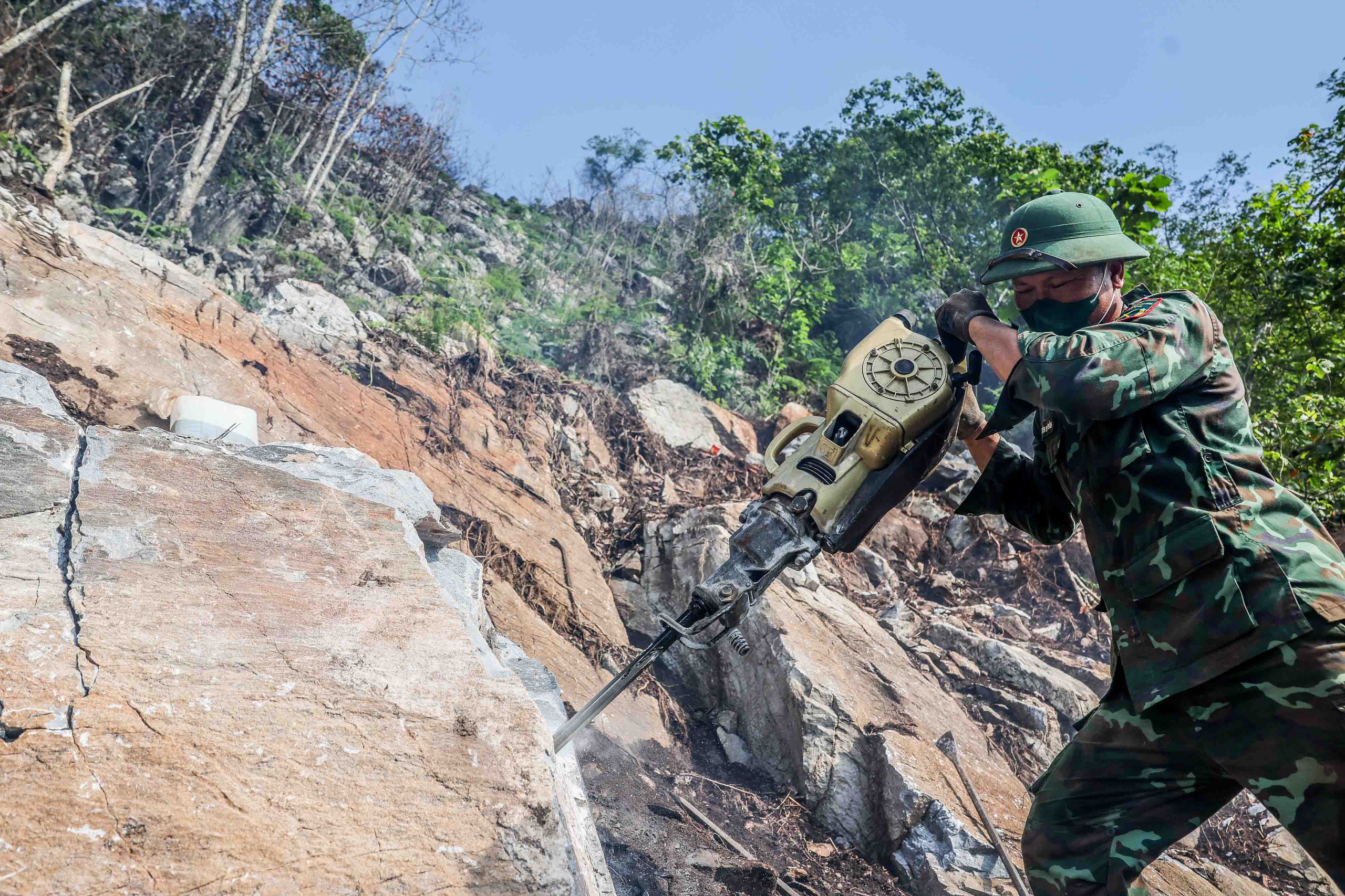 Bới từng hốc đá tìm liệt sĩ trên “Lò vôi thế kỷ” tại mặt trận Vị Xuyên - Ảnh 13.