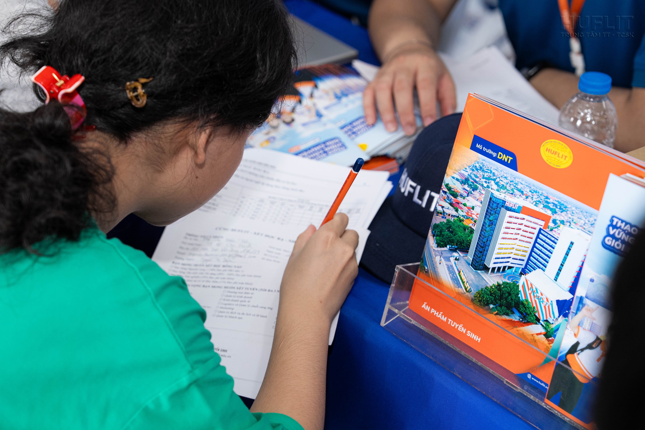 Thời điểm vàng chốt nguyện vọng: Chọn HUFLIT làm nguyện vọng 1, nhận học bổng hấp dẫn - Ảnh 1.