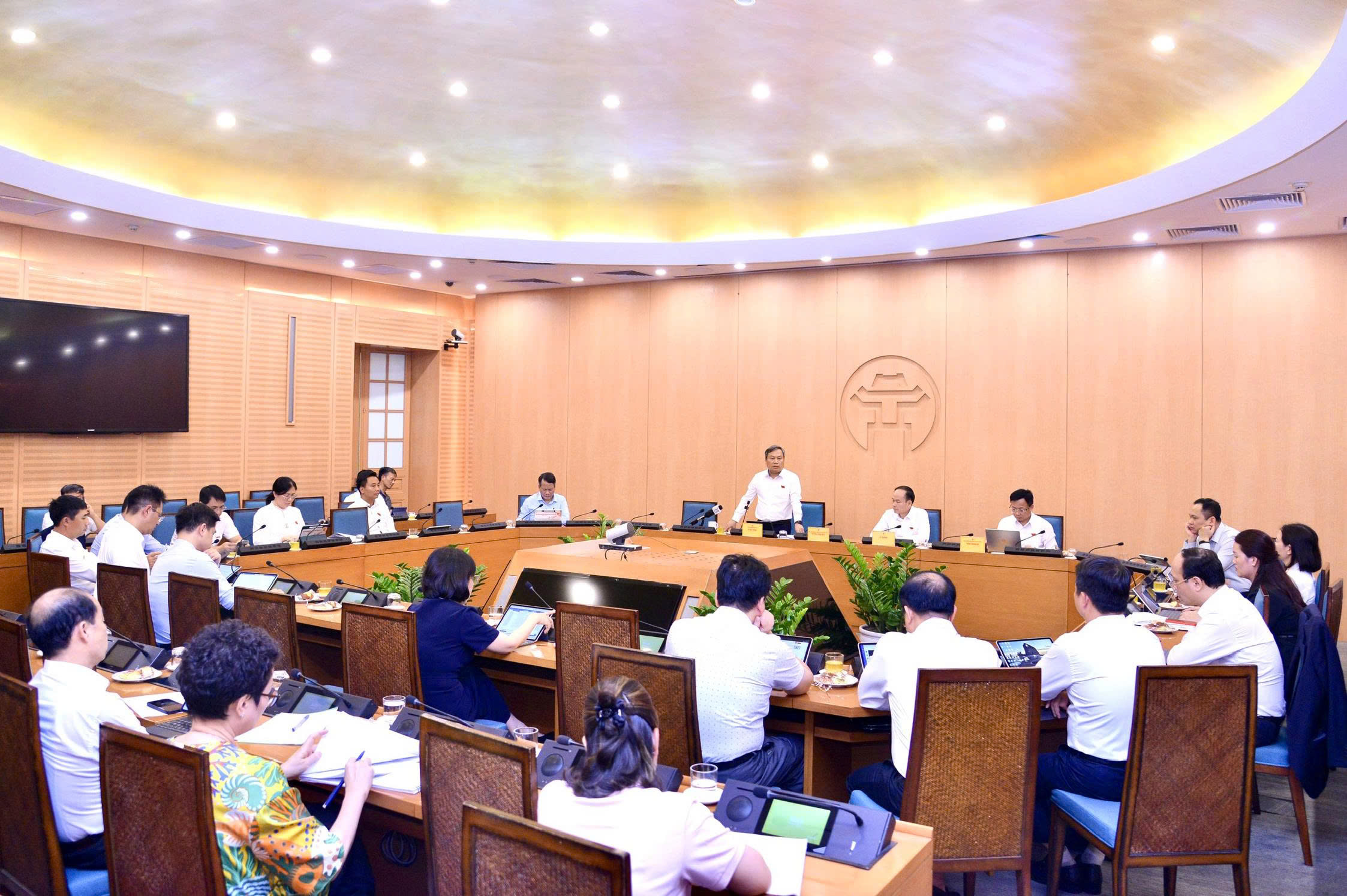 Chủ tịch Hà Nội: Các cấp, ngành, địa phương làm việc 'quên ăn, quên ngủ', thủ đô đạt nhiều kỳ tích - Ảnh 1.