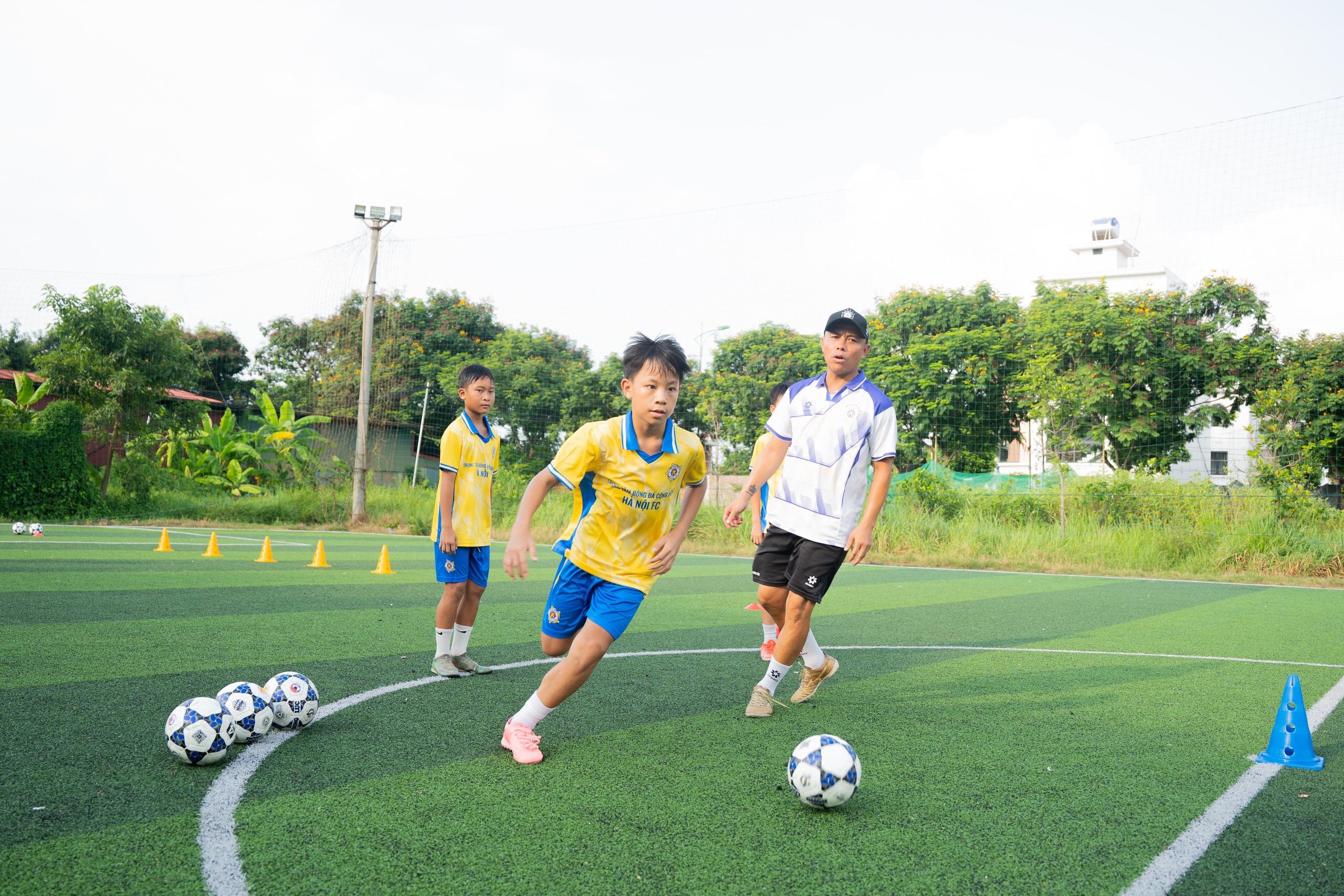 Đại biểu HĐND Đỗ Vinh Quang hiện thực hóa cam kết về bóng đá học đường - Ảnh 6.