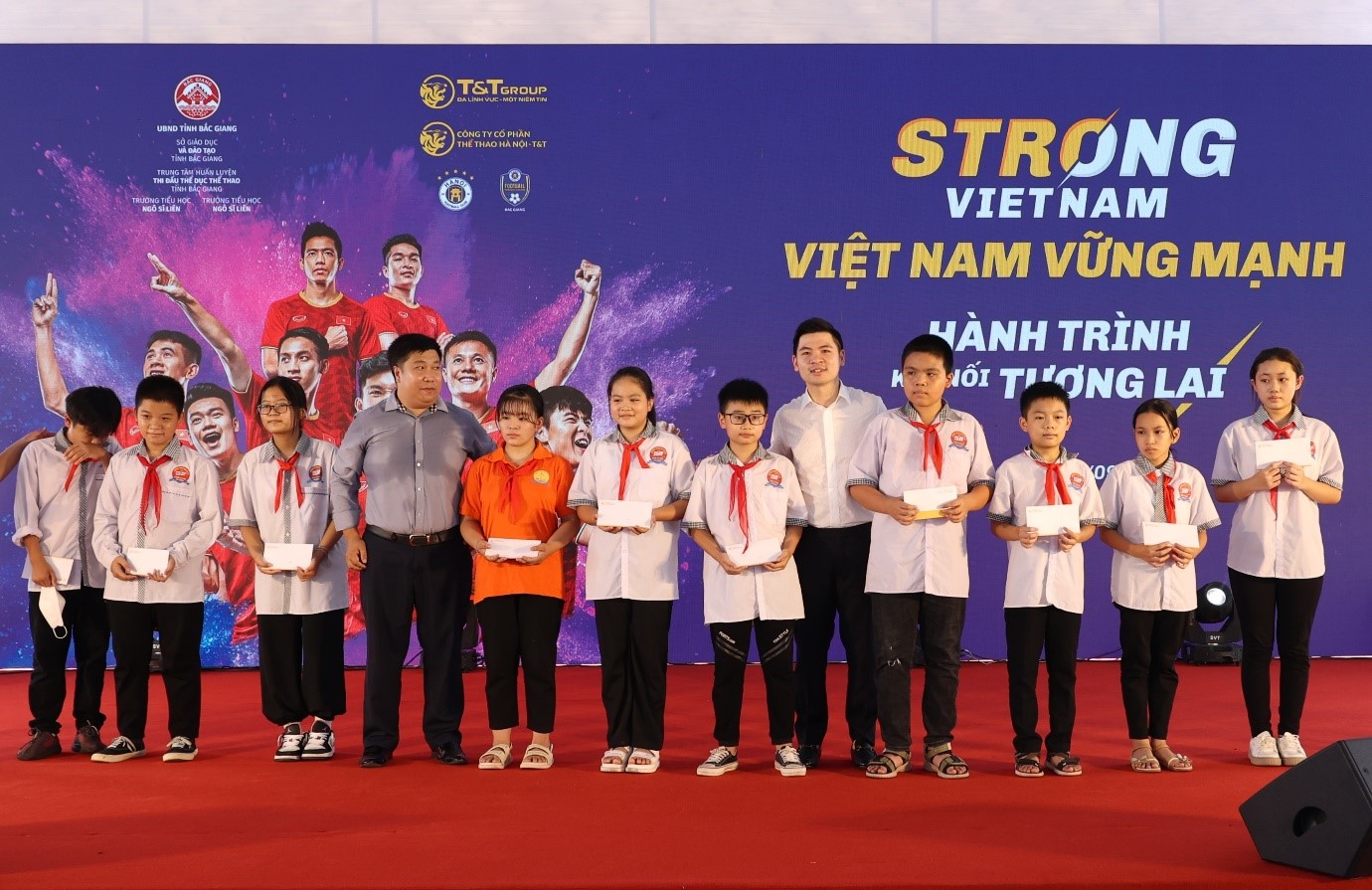 Đại biểu HĐND Đỗ Vinh Quang hiện thực hóa cam kết về bóng đá học đường - Ảnh 7.
