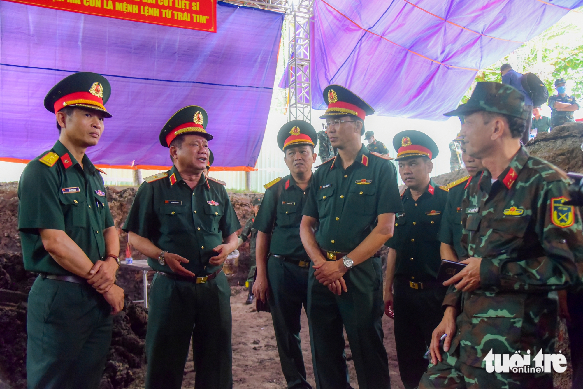 Trưởng ban chỉ đạo 515 Quân khu 7 khảo sát việc tìm kiếm, yêu cầu chăm lo tốt chiến sĩ làm nhiệm vụ tại công viên Lê Thị Riêng - Ảnh 1.