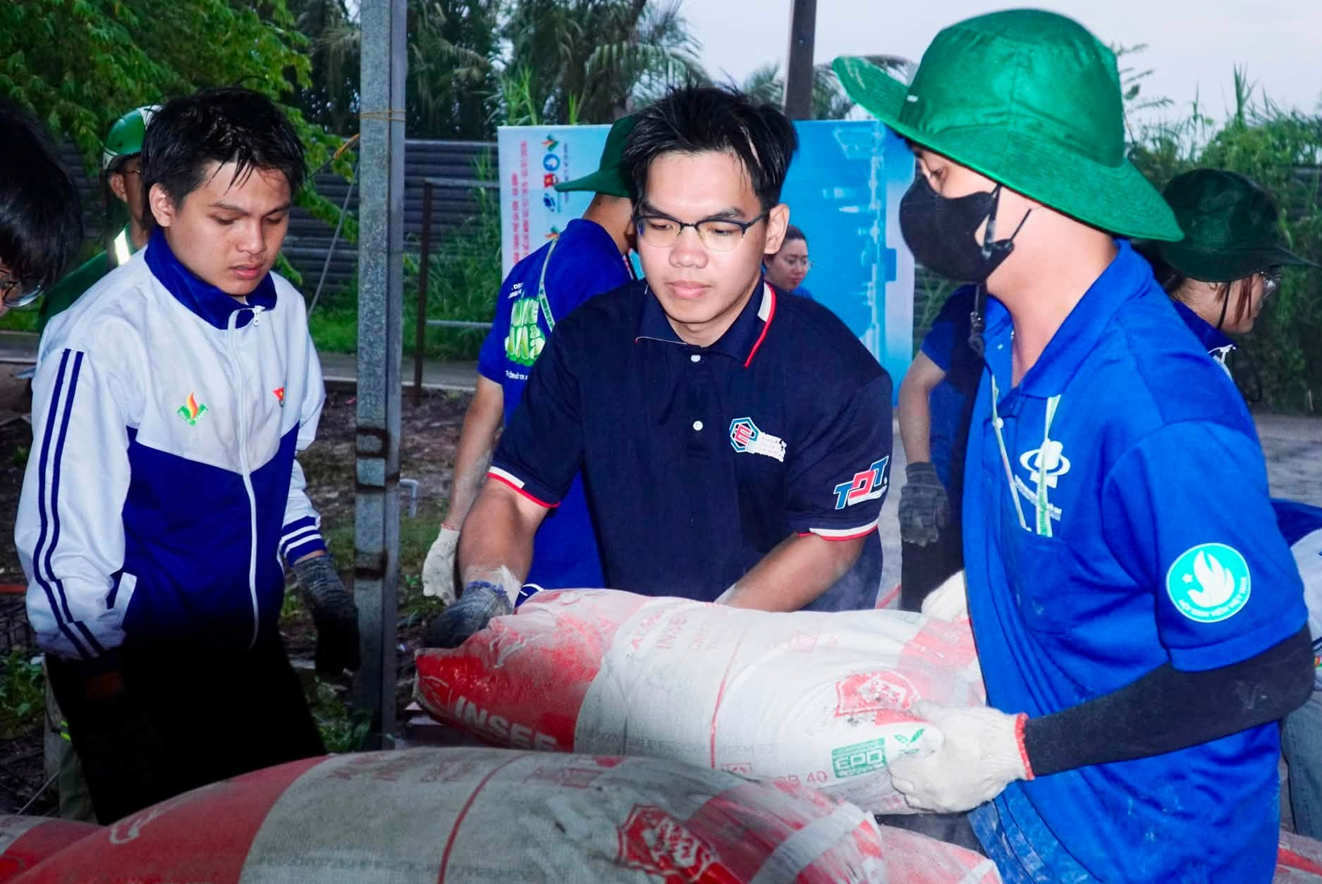 Viên gạch tình bạn dưới nắng tháng 7: Mùa hè xanh 2026 tại Hiệp Phước - Ảnh 2.