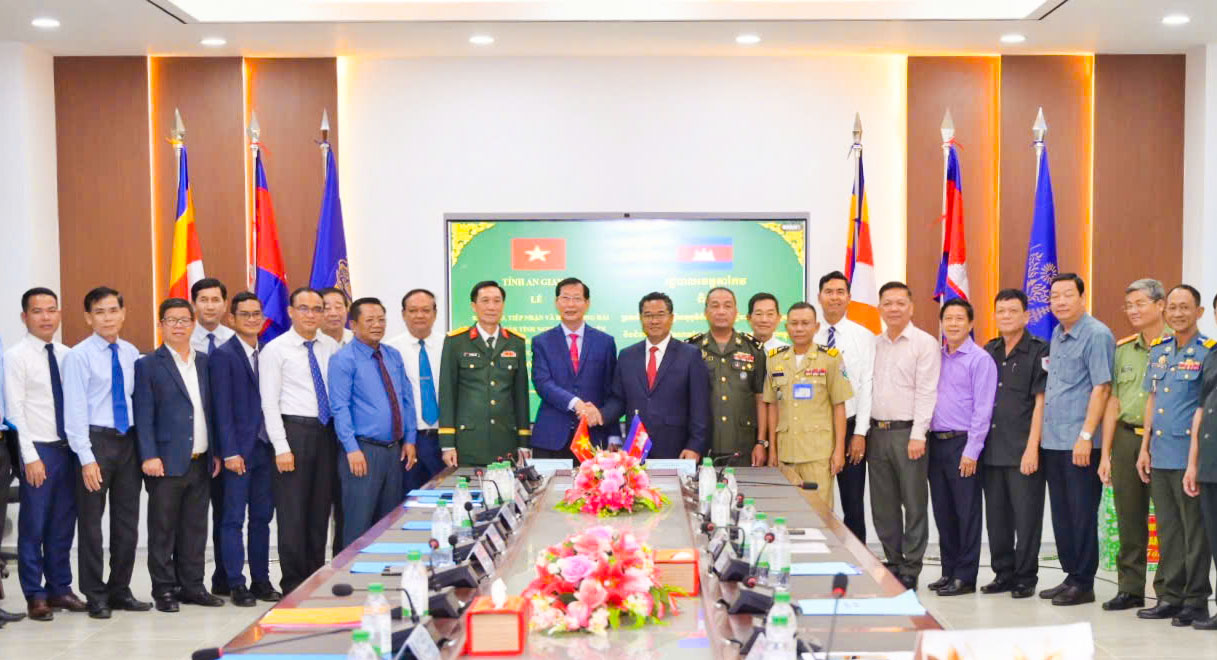 An Giang tiếp nhận 14 hài cốt liệt sĩ từ phía Campuchia - Ảnh 1.