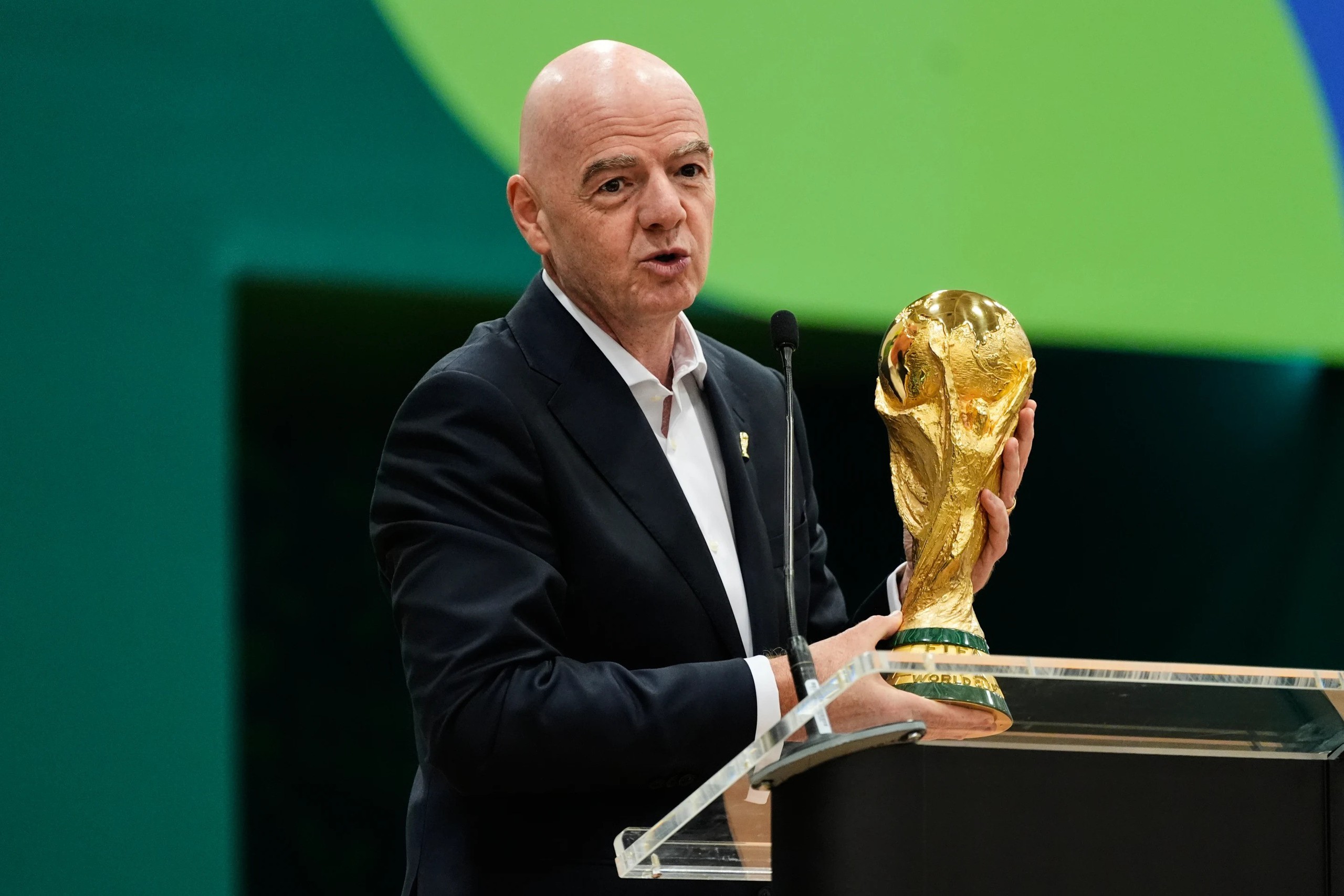Chủ tịch FIFA bị đề nghị điều tra sau vụ xóa thẻ đỏ cho sao tuyển Mỹ - Ảnh 1.
