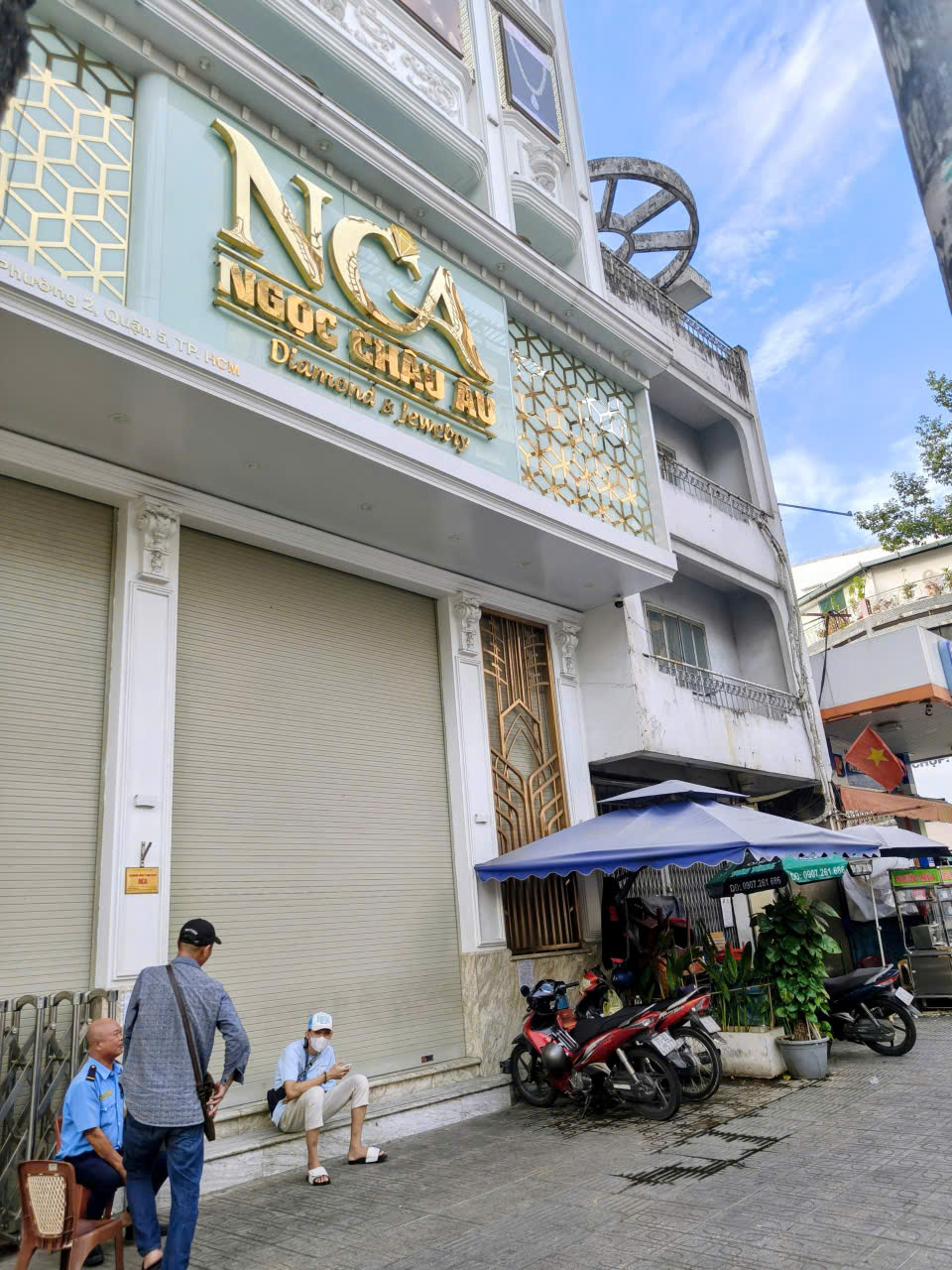 Nhiều tiệm kim cương cửa đóng then cài sau thông tin khởi tố chủ tiệm Kim Lý, Ngọc Tâm, Ngọc Châu Âu - Ảnh 1.