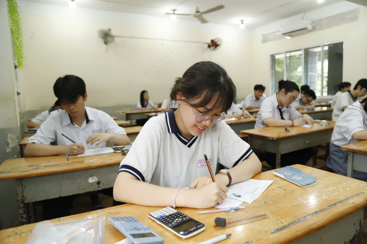  Có nên tách riêng 2 kỳ thi THPT và tuyển sinh đại học?  - Ảnh 1.