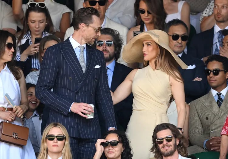 Jennifer Lopez gây tranh cãi ở Wimbledon vì chiếc mũ quá khổ - Ảnh 2.