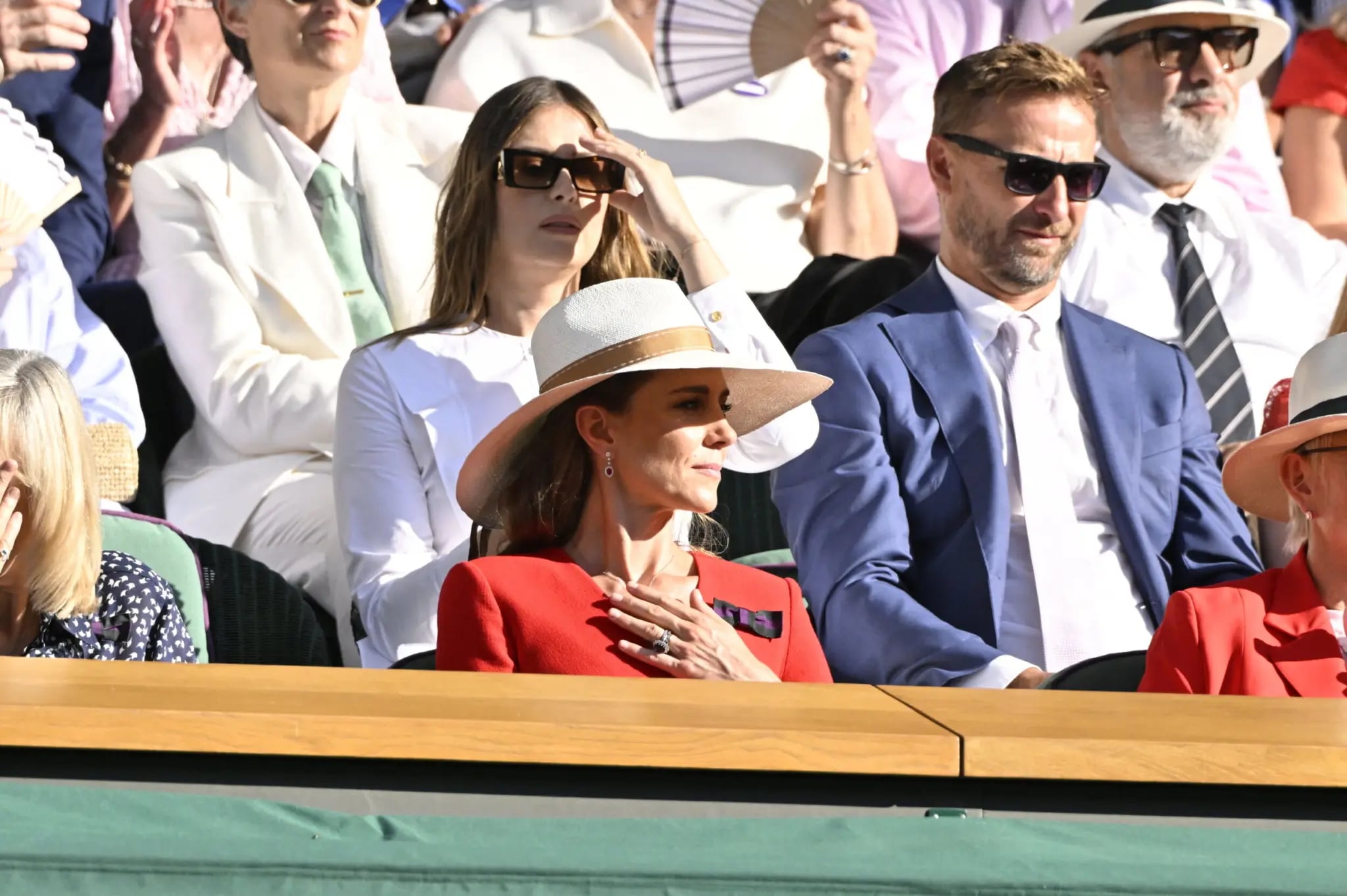 Jennifer Lopez gây tranh cãi ở Wimbledon vì chiếc mũ quá khổ - Ảnh 3.