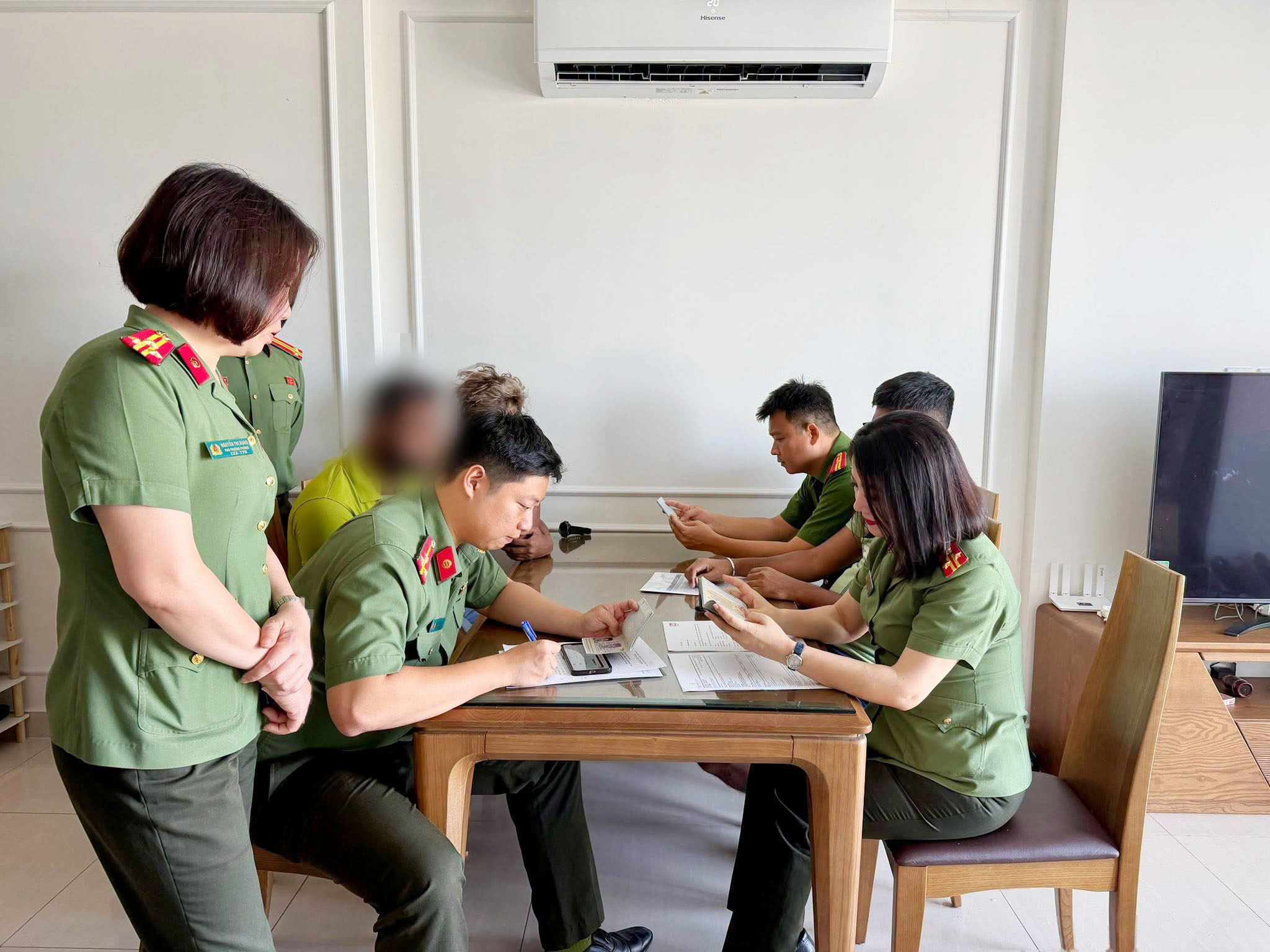 Bộ Công an thông tin thêm về quy định 'người thân, bạn bè ở qua đêm phải thông báo lưu trú' - Ảnh 3.