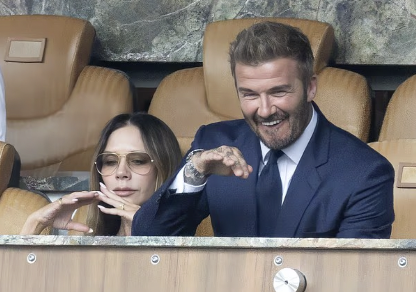 David Beckham lên tiếng bảo vệ Victoria sau khi màn 'ăn mừng' World Cup khác thường của cô - Ảnh 1.