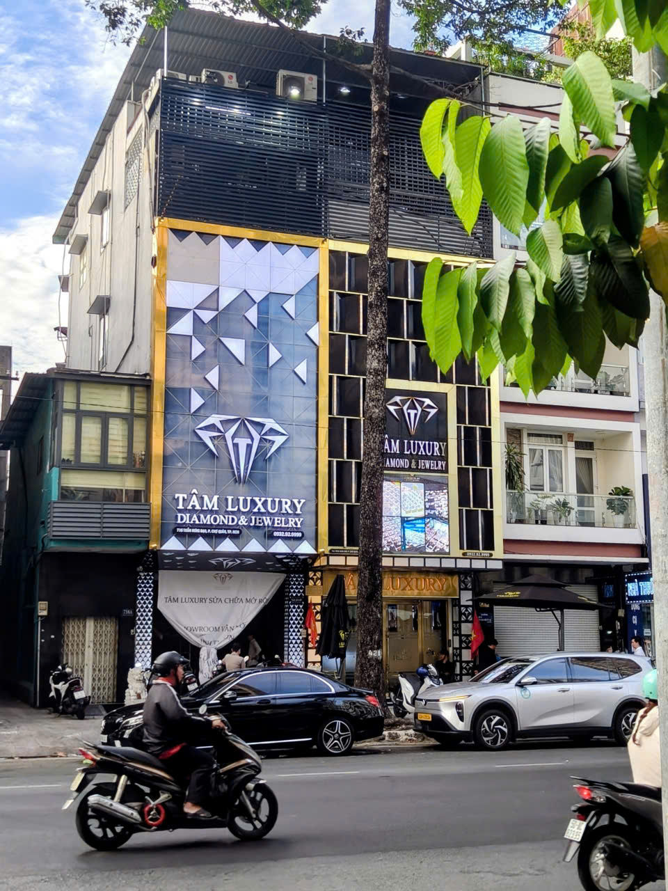 Nhiều tiệm kim cương cửa đóng then cài sau thông tin khởi tố chủ tiệm Kim Lý, Ngọc Tâm, Ngọc Châu Âu - Ảnh 2.