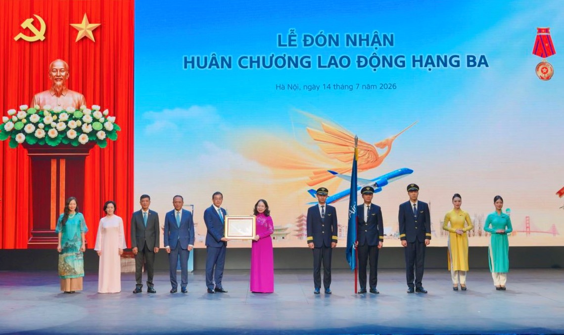 Vietnam Airlines đón nhận Huân chương Lao động hạng ba và bằng khen của Thủ tướng - Ảnh 1.