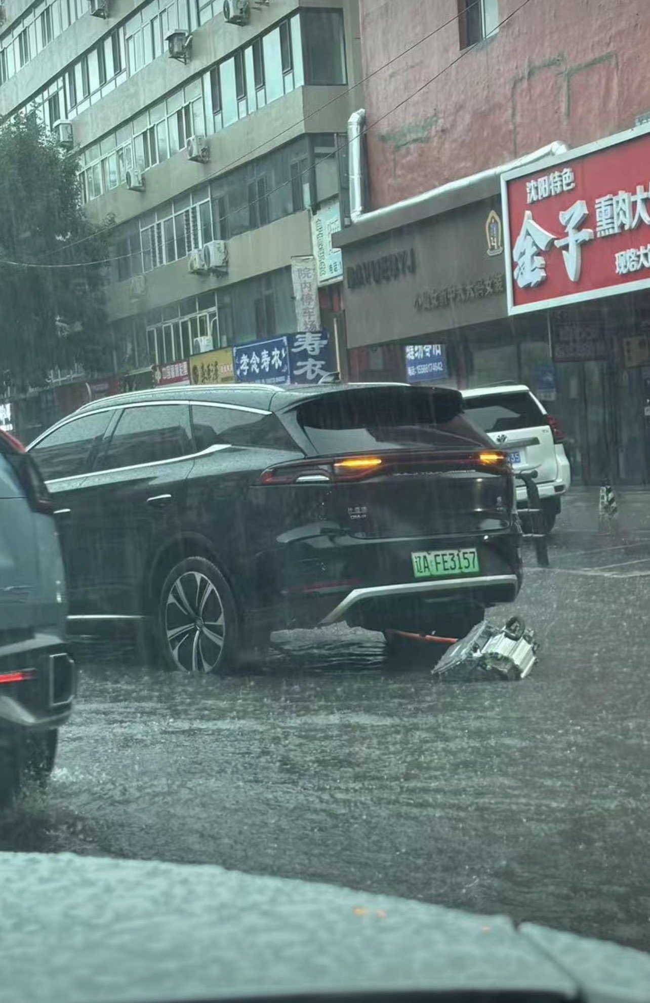 Xe điện Trung Quốc rơi cả cụm mô tơ giữa đường ngập - Ảnh 1.