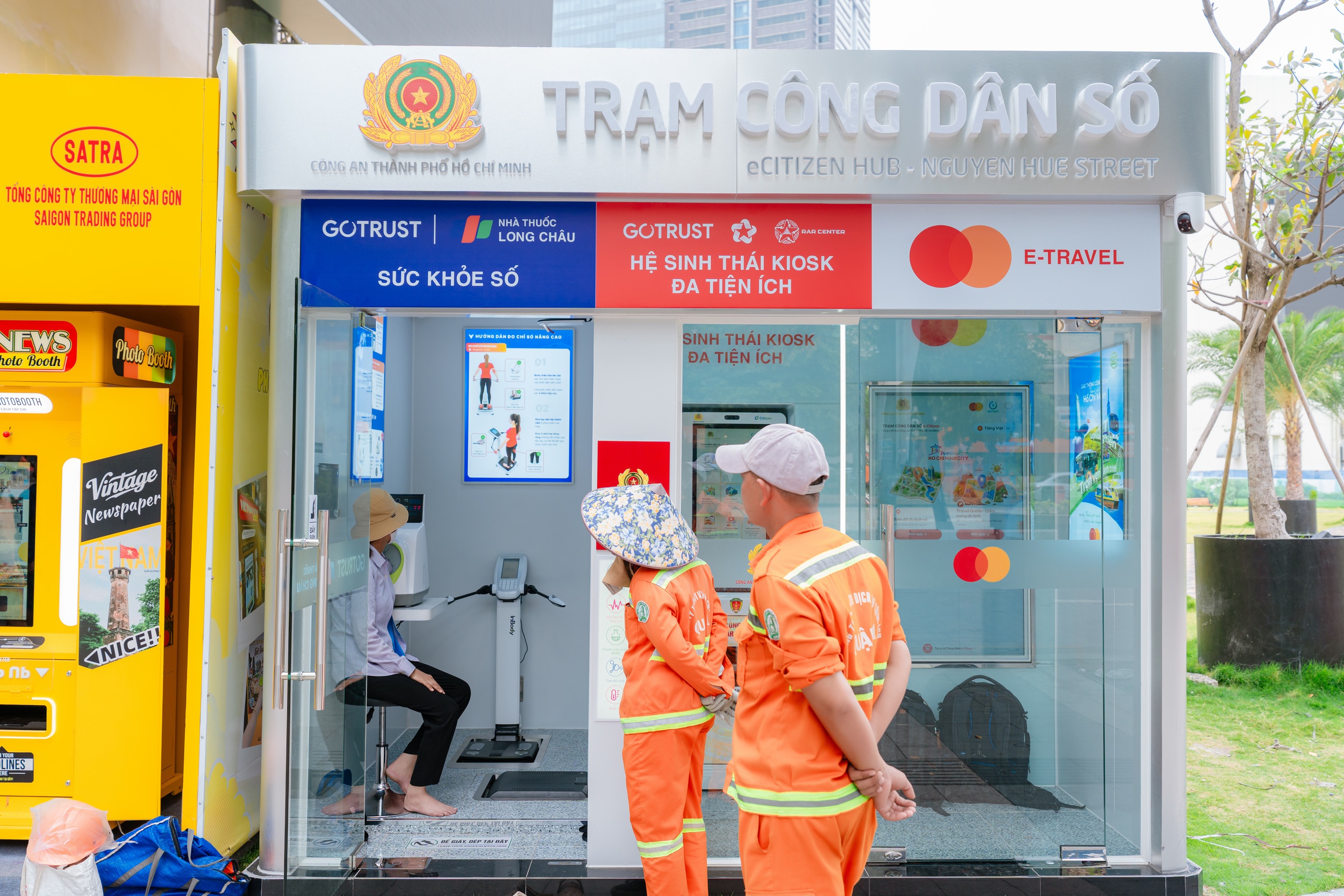 Trạm Công dân số tại phố đi bộ Nguyễn Huệ mang tiện ích y tế số đến gần dân - Ảnh 1.