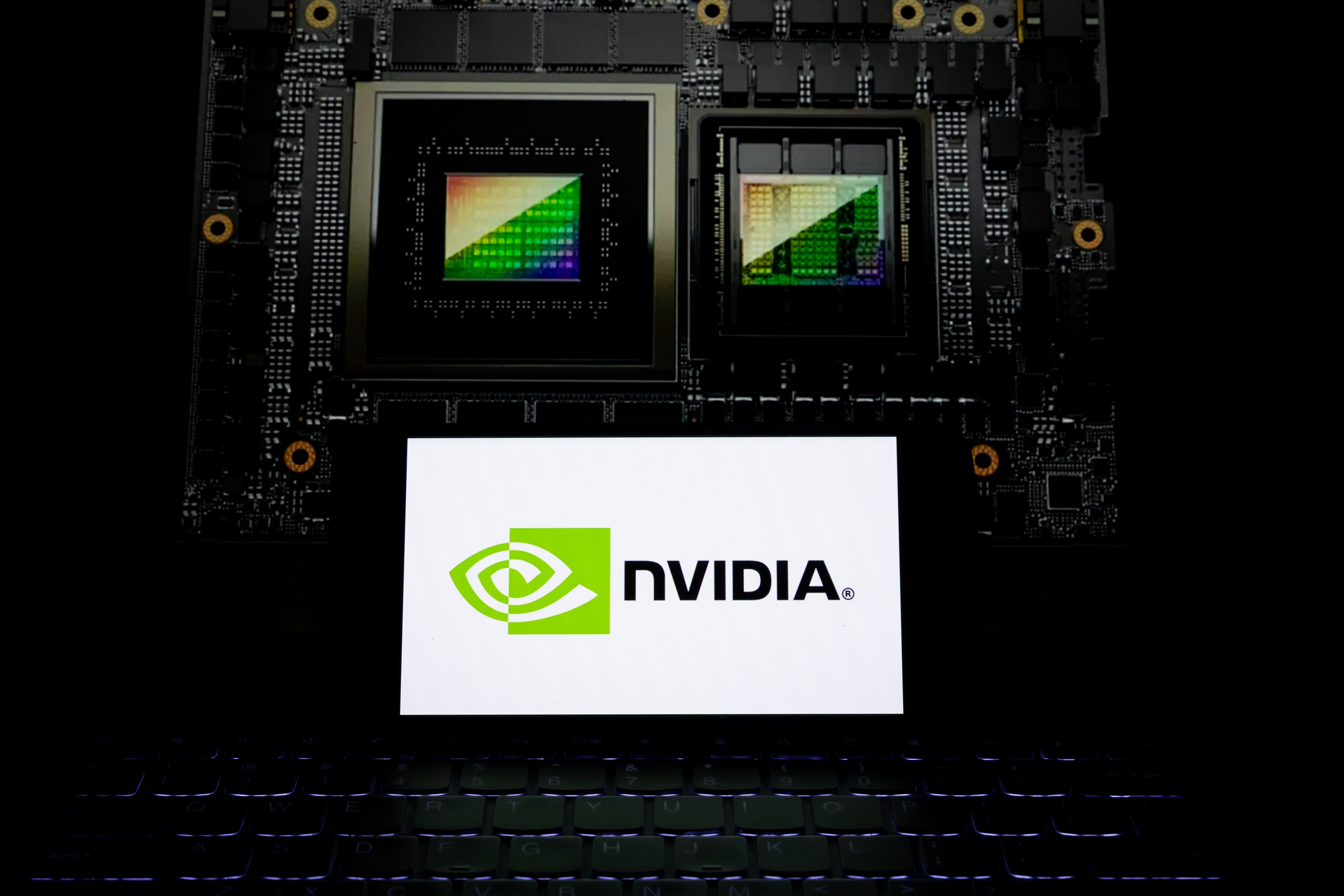 Nvidia đã bắt đầu giao chip AI H200 siêu mạnh cho Trung Quốc - Ảnh 1.