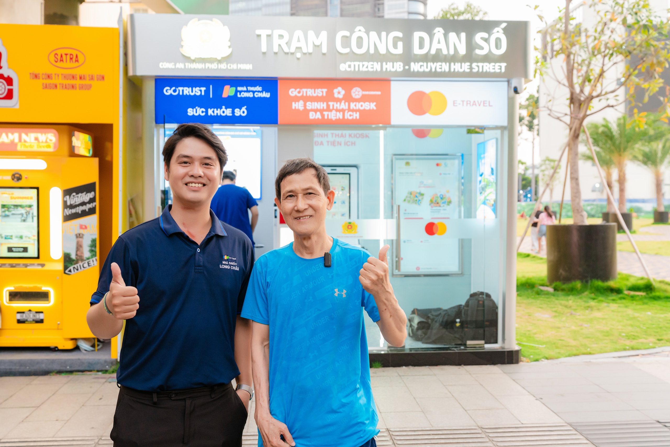 Trạm Công dân số tại phố đi bộ Nguyễn Huệ mang tiện ích y tế số đến gần dân - Ảnh 8.