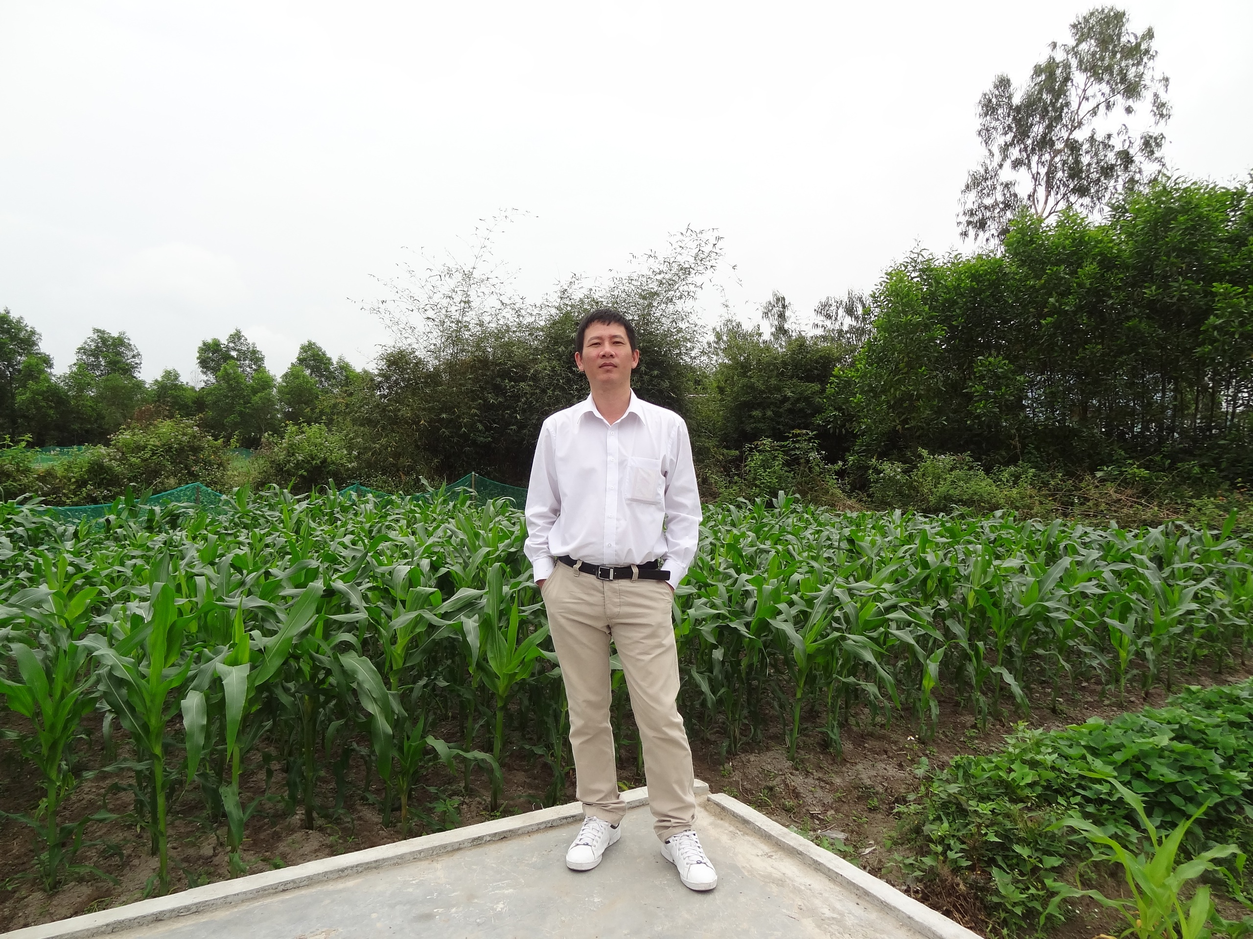 Chàng trai nghèo nhất xóm 30 năm trước giờ là tiến sĩ, giảng viên đại học - Ảnh 1.