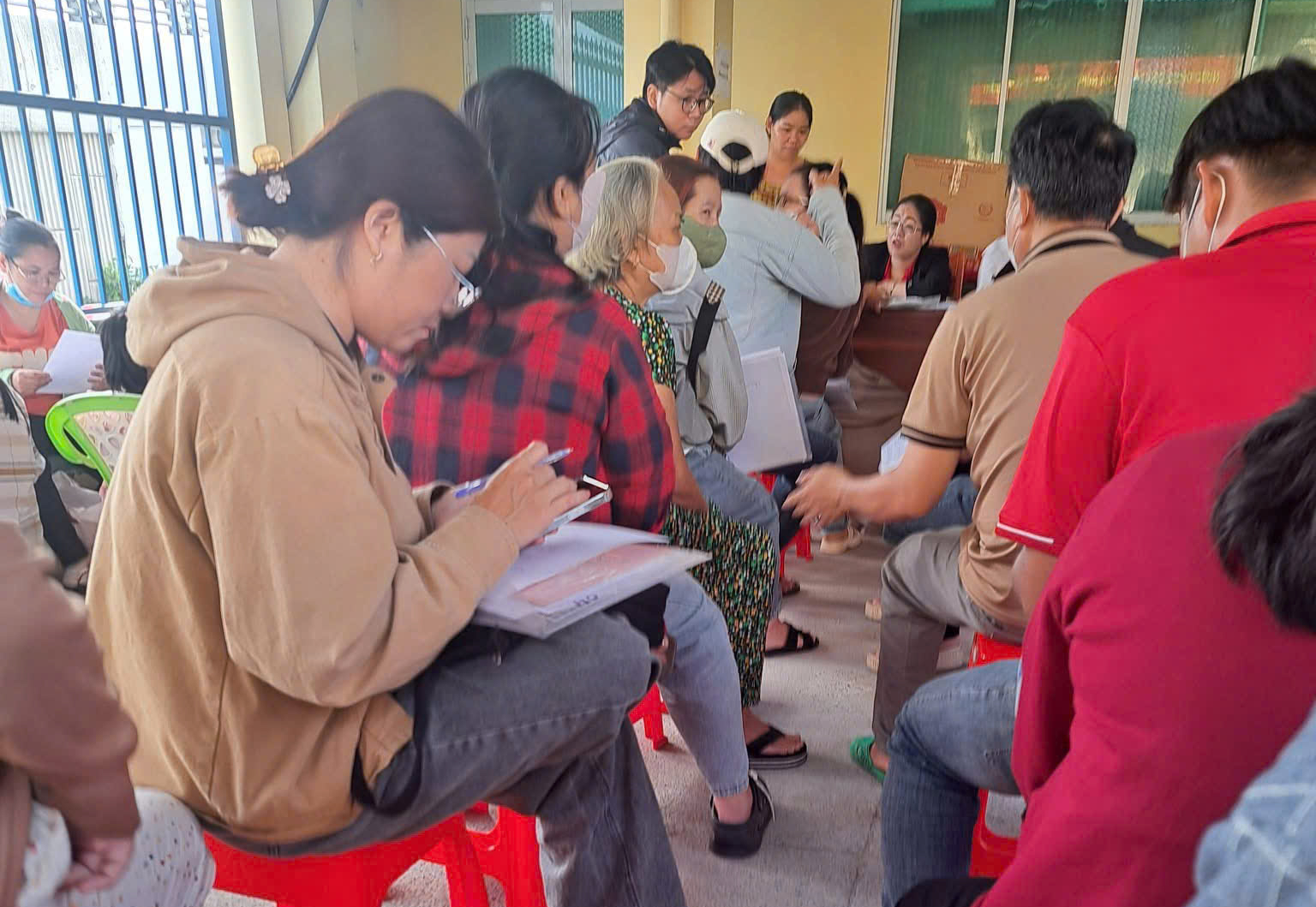 Phụ huynh TP.HCM đổ xô về phường chuyển nguyện vọng tuyển sinh đầu cấp - Ảnh 3.
