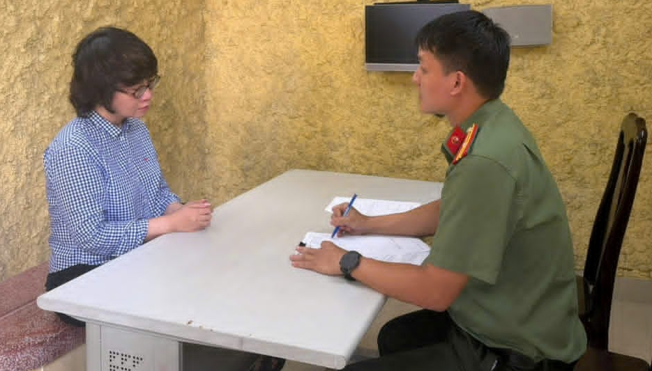 Bắt tạm giam Giám đốc và Tổng biên tập nhà xuất bản Hội Nhà văn liên quan cuốn sách 'Chuyện với Thanh' - Ảnh 1.