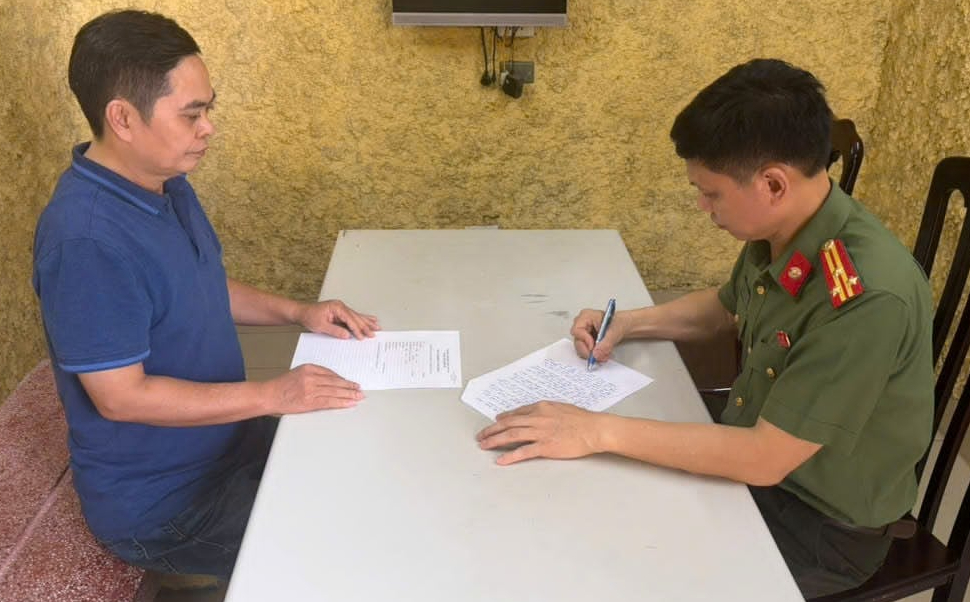 Bắt tạm giam Giám đốc và Tổng biên tập nhà xuất bản Hội Nhà văn liên quan cuốn sách 'Chuyện với Thanh' - Ảnh 2.