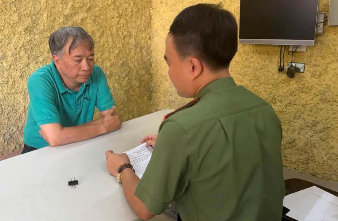 Bắt tạm giam Giám đốc và Tổng biên tập nhà xuất bản Hội Nhà văn liên quan cuốn sách 'Chuyện với Thanh' - Ảnh 3.