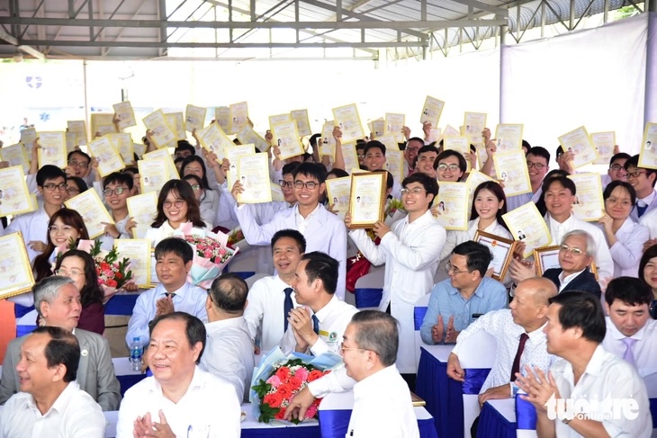 TP.HCM đề xuất hỗ trợ 100% học phí cho các bác sĩ tham gia chương trình nội trú - Ảnh 1.