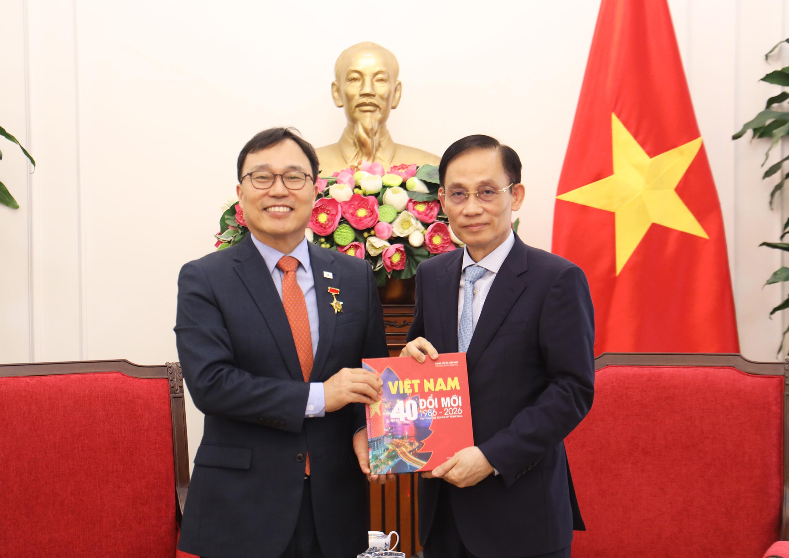 Đại sứ Hàn Quốc nhận kỷ niệm chương 'Vì sự nghiệp ngoại giao Việt Nam' - Ảnh 3.