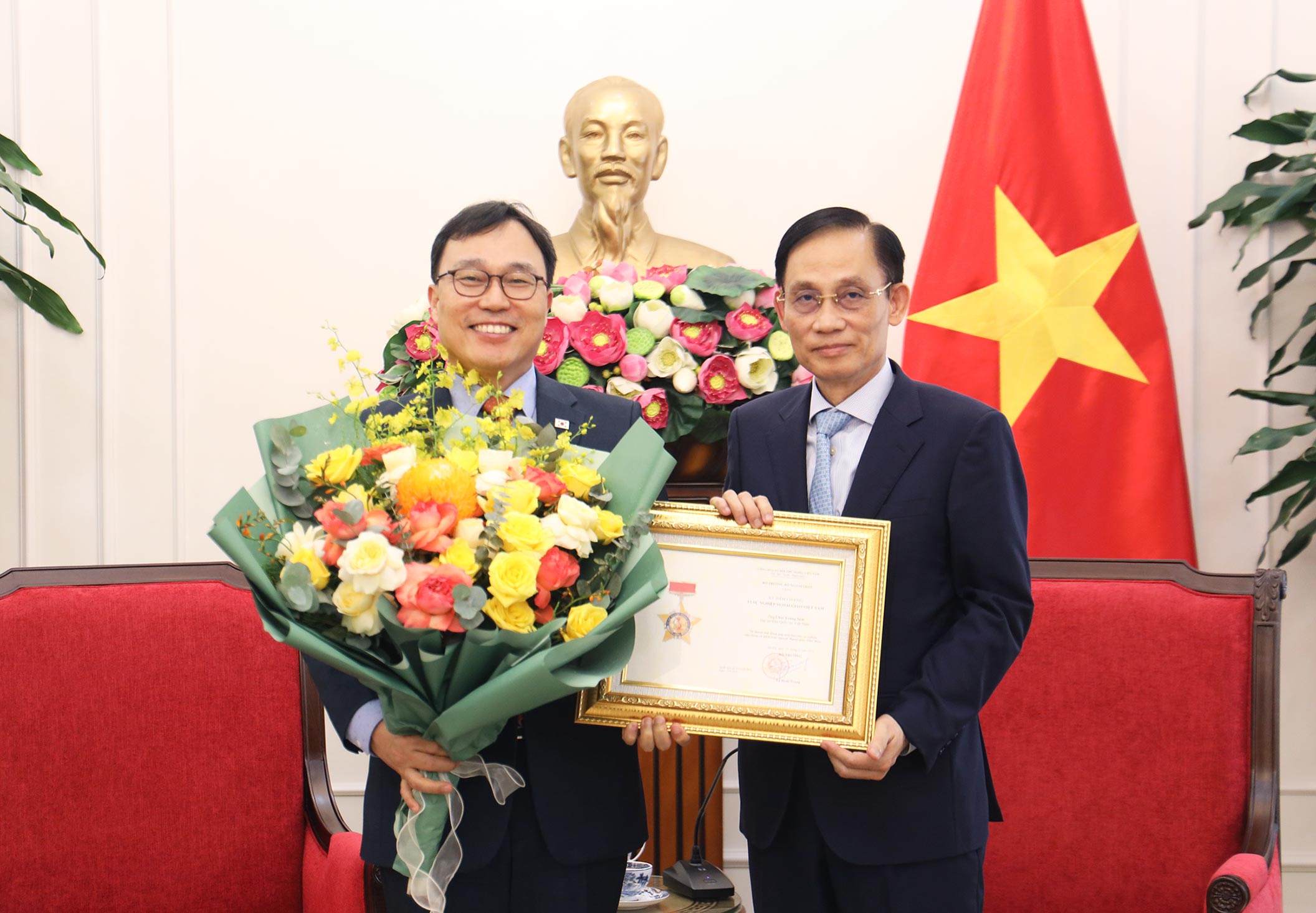 Đại sứ Hàn Quốc nhận kỷ niệm chương 'Vì sự nghiệp ngoại giao Việt Nam' - Ảnh 2.