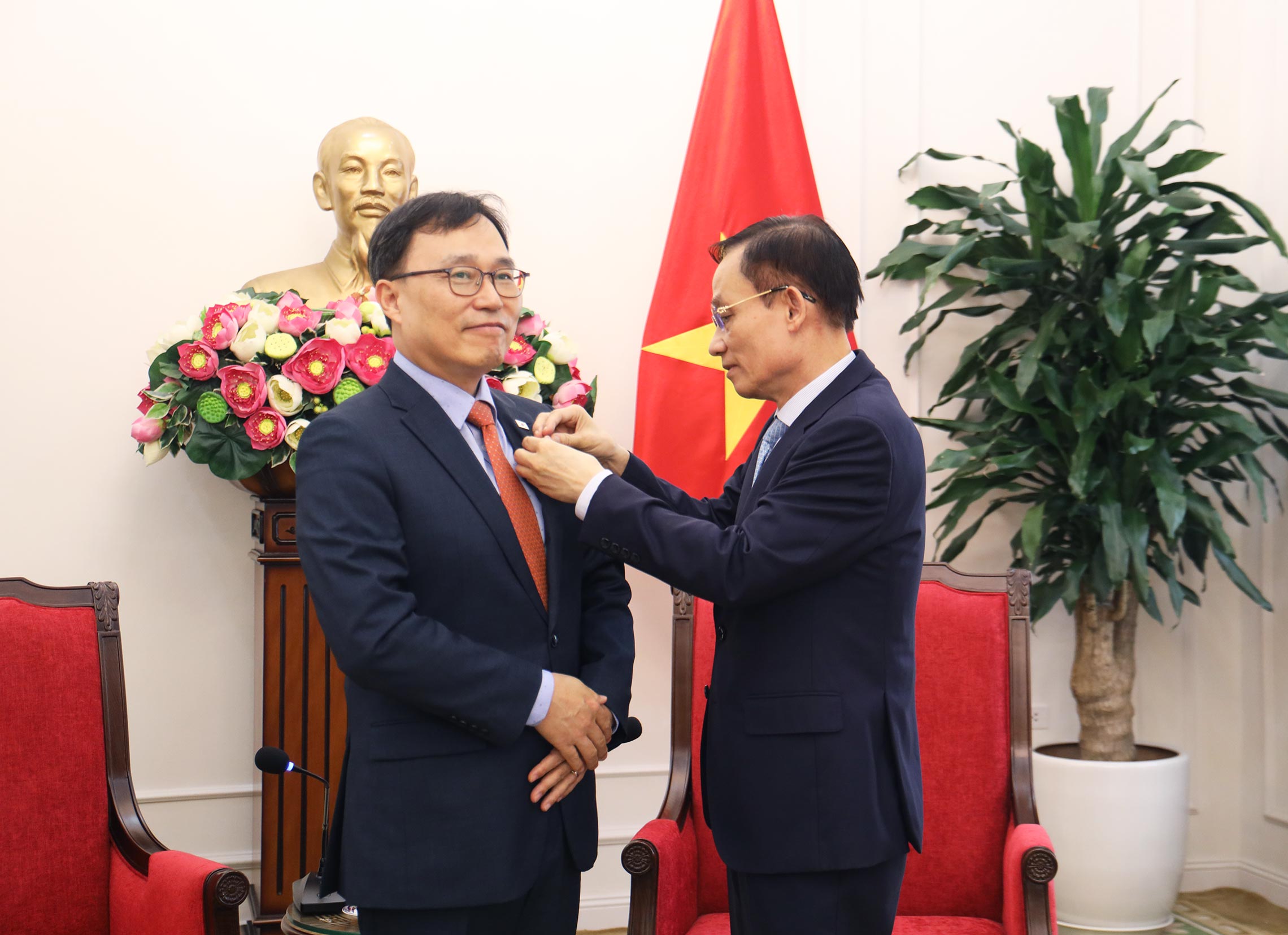 Đại sứ Hàn Quốc nhận kỷ niệm chương 'Vì sự nghiệp ngoại giao Việt Nam' - Ảnh 1.