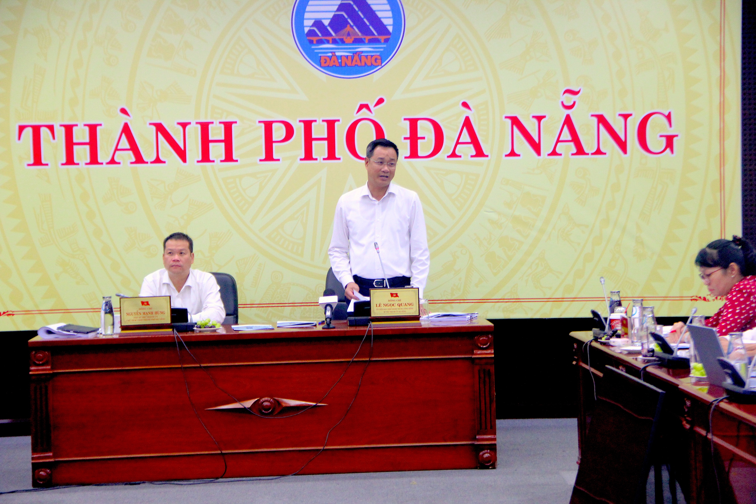 Bí thư Đà Nẵng: Loại bỏ thủ tục rườm rà, tránh tình trạng hồ sơ chạy lòng vòng - Ảnh 3.