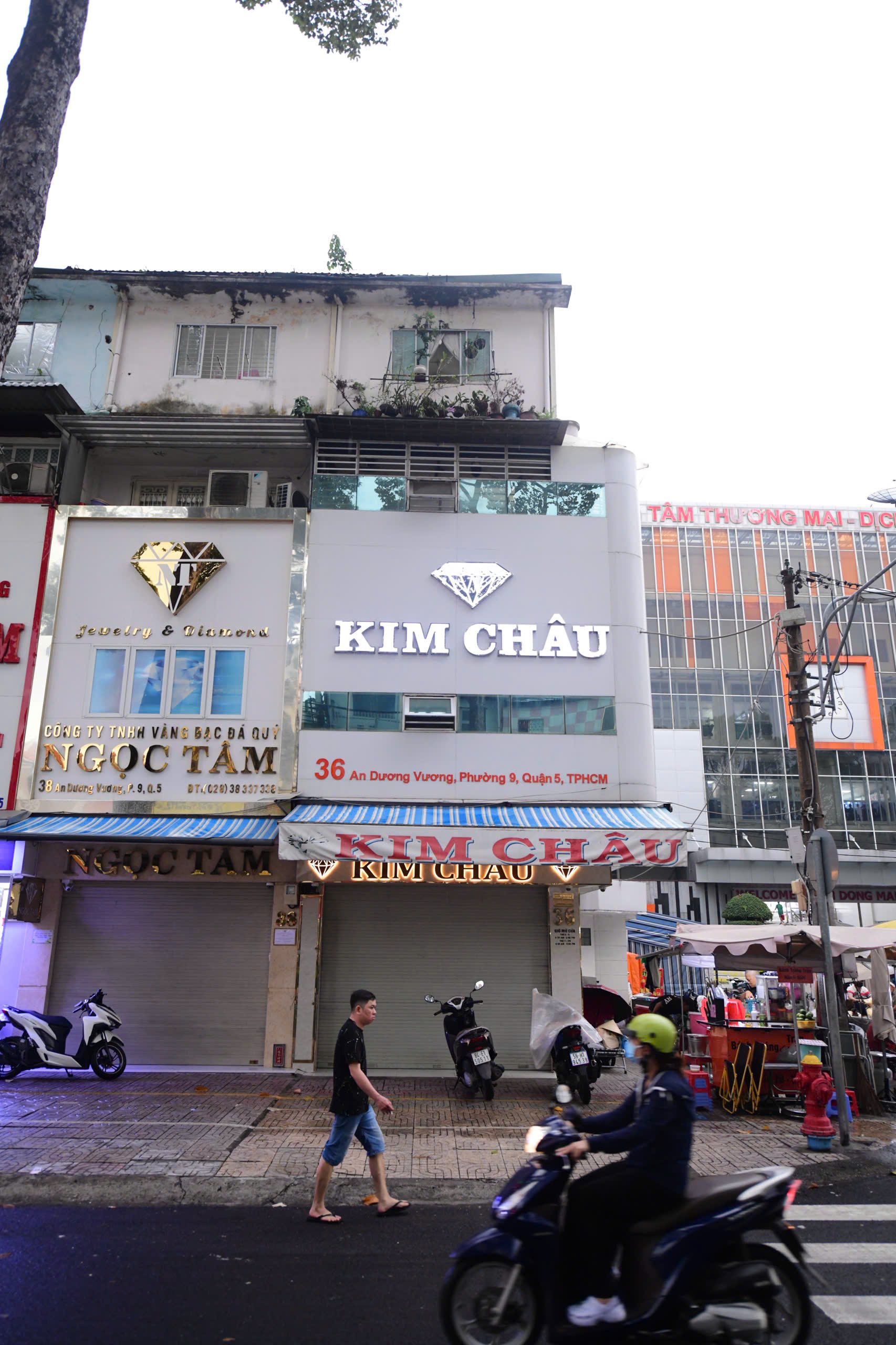 Tiệm vàng Kim Lý dán thông báo tạm ngưng hoạt động 1 tháng, làn sóng đóng cửa lan rộng - Ảnh 2.