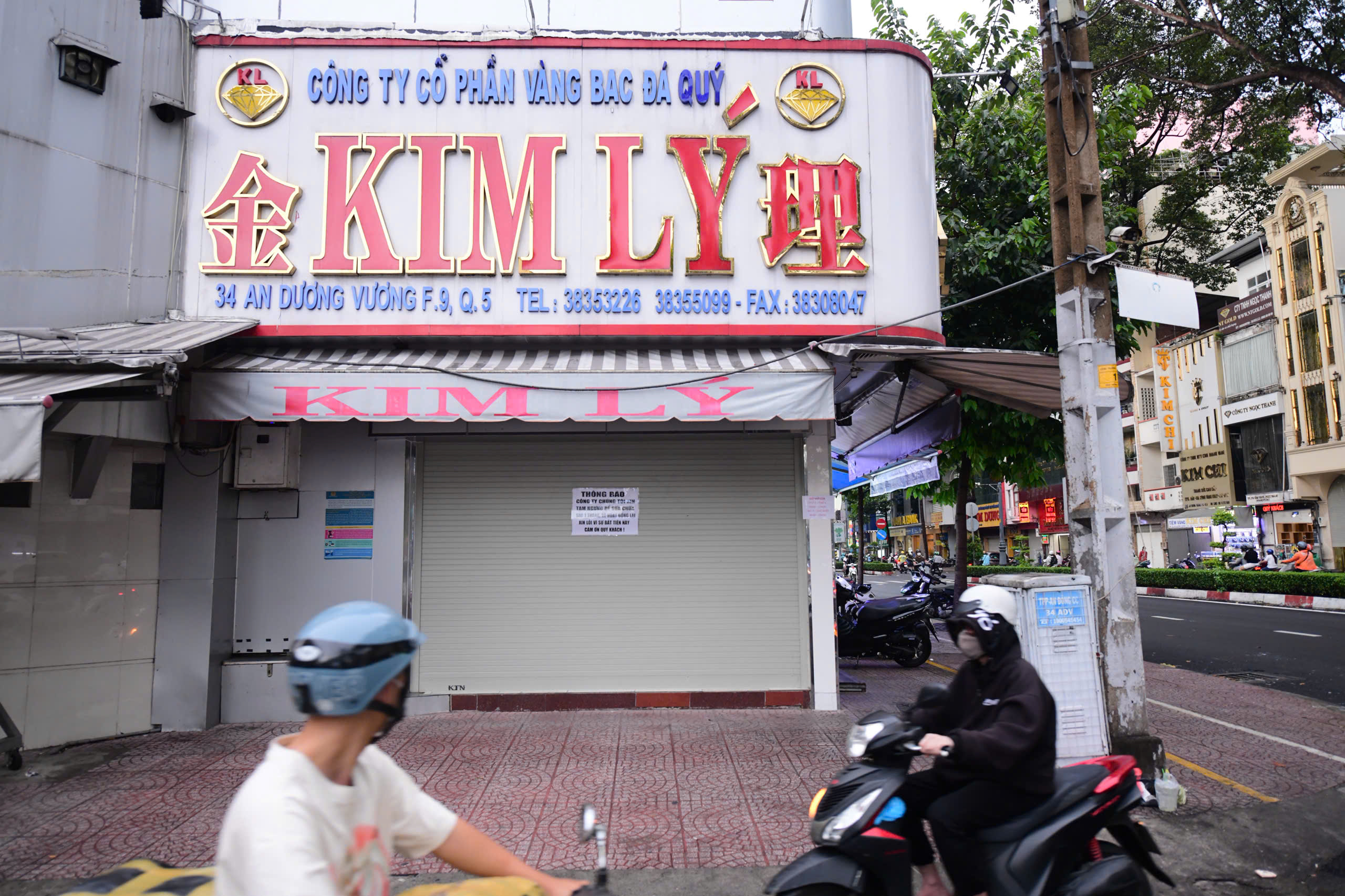 Tiệm vàng Kim Lý dán thông báo tạm ngưng hoạt động 1 tháng, làn sóng đóng cửa lan rộng - Ảnh 1.