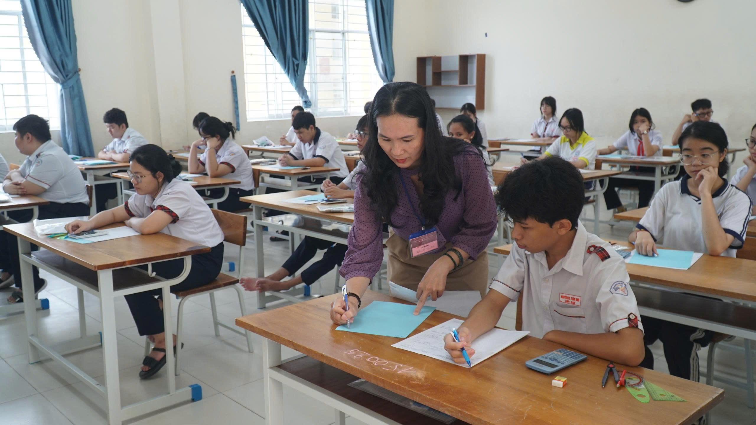 Thí sinh biết điểm thi, hồi hộp chờ công bố điểm chuẩn vào lớp 10 - Ảnh 1.