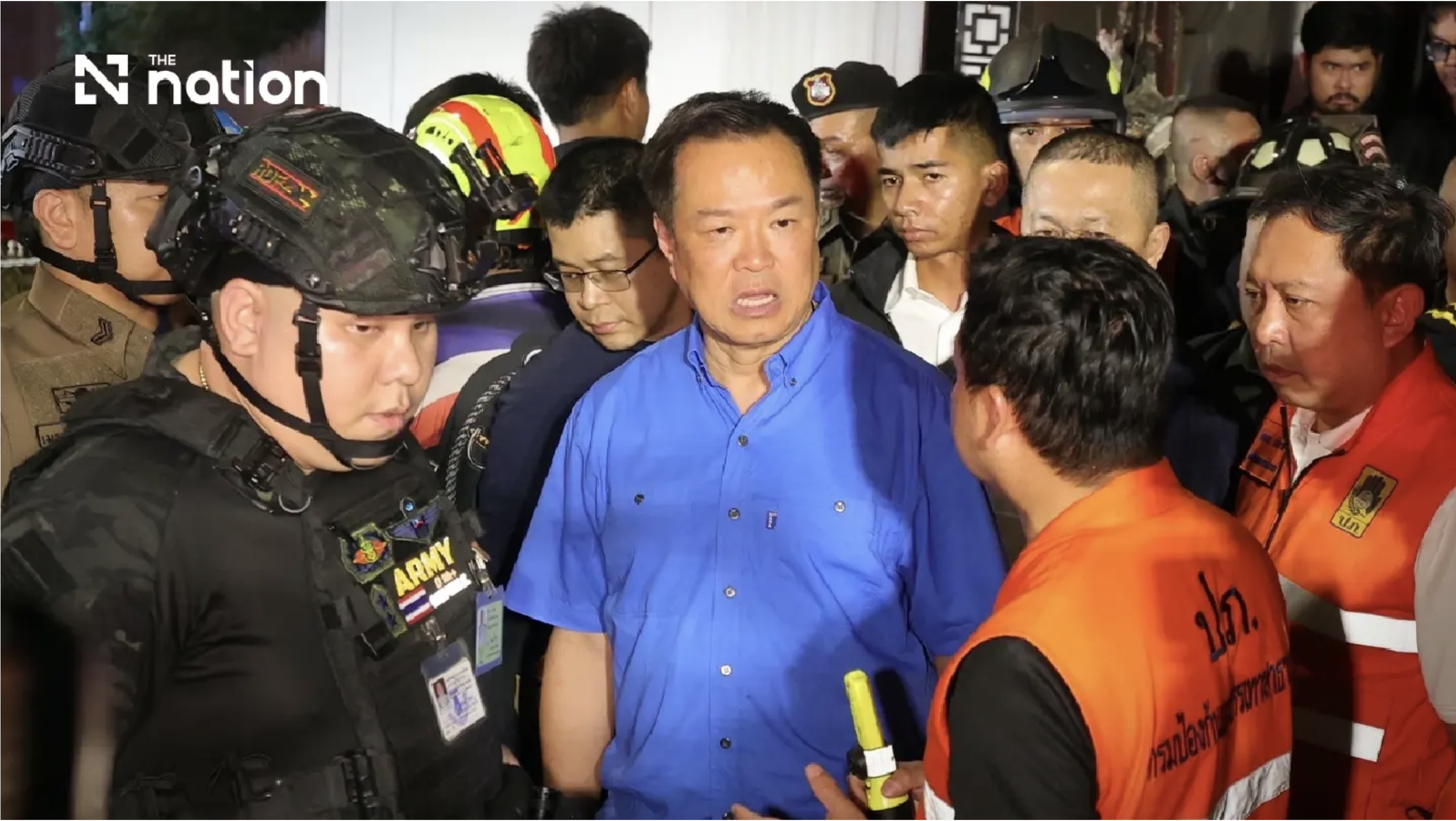Người đàn ông 'lạ' mặc đồ kiểu quân đội, đứng cạnh Thủ tướng, hiên ngang trả lời báo chí về vụ cháy quán bar Thái Lan là ai? - Ảnh 1.