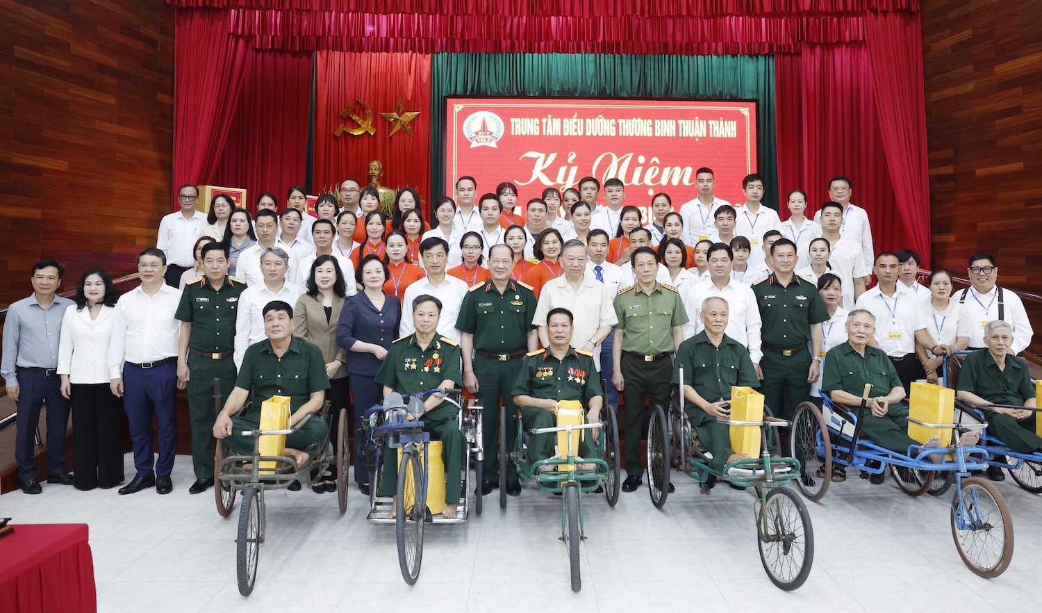 Tổng Bí thư, Chủ tịch nước: Không để người có công phải chờ đợi, đi lại nhiều lần - Ảnh 2.