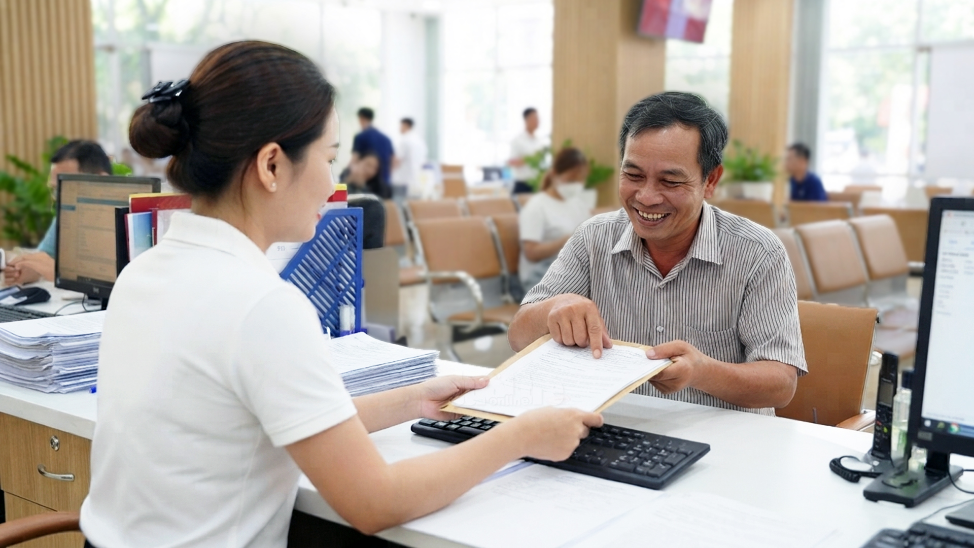 TP.HCM mở cửa làm thủ tục sáng thứ Bảy: Làm sao để giải quyết nhanh, không phải chờ đợi? - Ảnh 1.