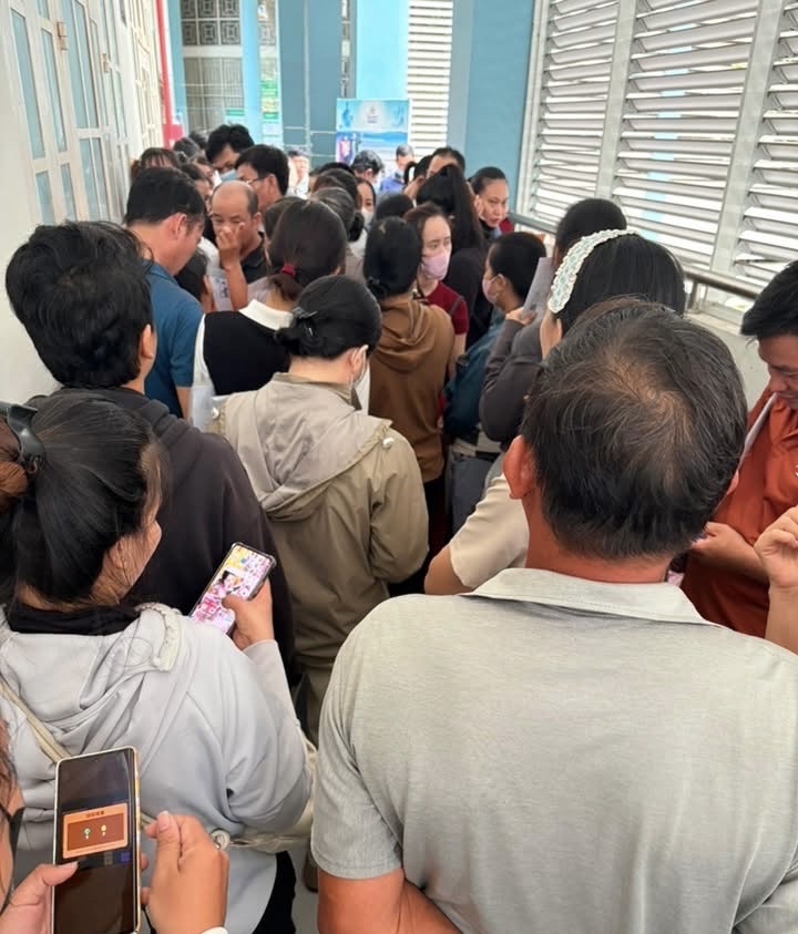 Phụ huynh TP.HCM đổ xô về phường chuyển nguyện vọng tuyển sinh đầu cấp - Ảnh 4.